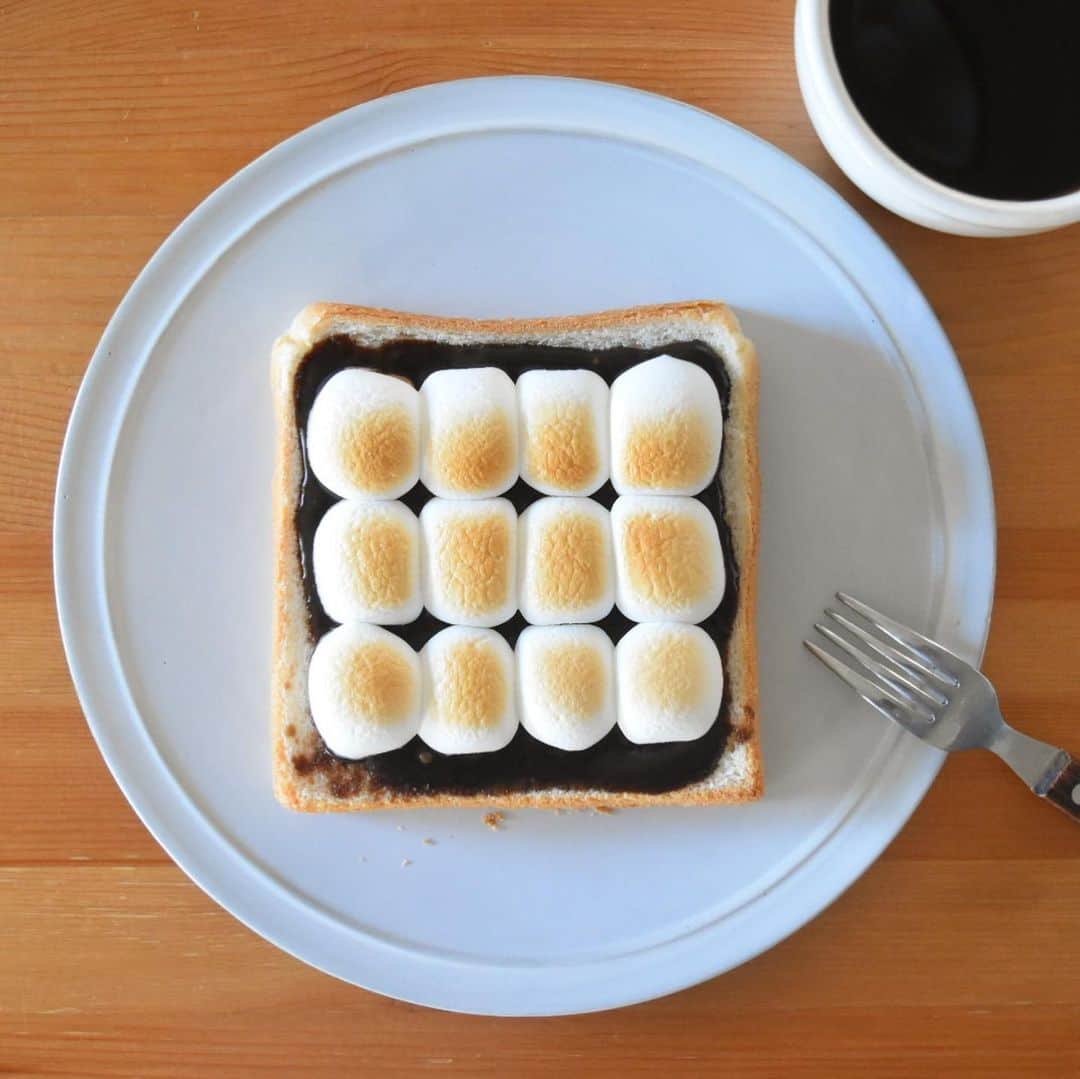 山崎佳のインスタグラム：「Today’s breakfast. チョコクリームとマシュマロ。」