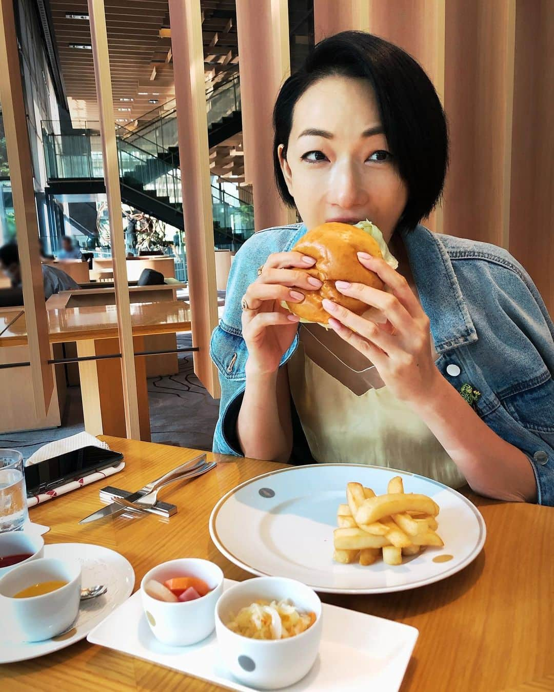 冨永愛さんのインスタグラム写真 - (冨永愛Instagram)「﻿ ﻿ ハンバーガーの思い出🍔﻿ ﻿ #食いしん坊シリーズ﻿ ﻿ Summer memories❤︎﻿ ﻿」1月25日 21時03分 - ai_tominaga_official