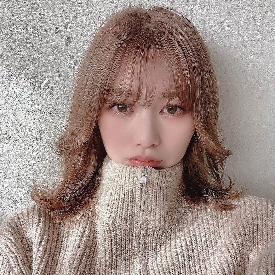 のインスタグラム：「. なんだかんだやっとブリーチ2回したんよ✌︎✌︎ #今までブリーチしてなかった奇跡 #ナイトキャップ買ってしまった #髪色って写真で伝えるのむずかしいね」