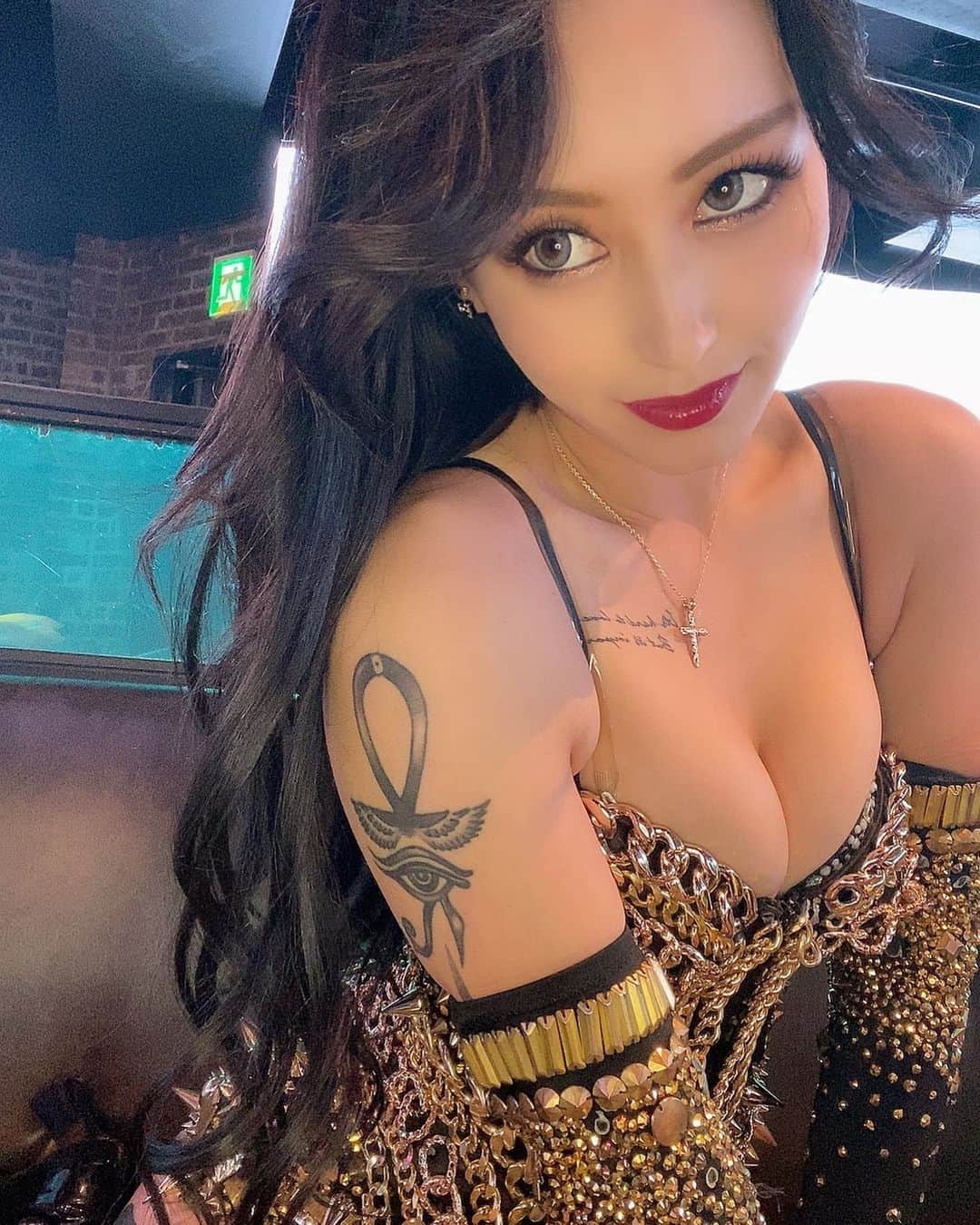 Miyabiのインスタグラム：「おこん❤️  新しい水着買わなきゃ #パリオン #tattoo #黒髪ロング」