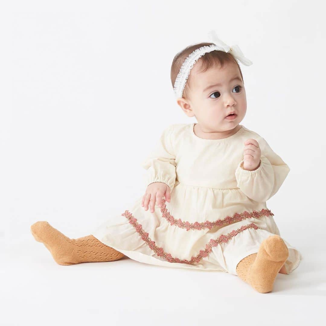 petit mainさんのインスタグラム写真 - (petit mainInstagram)「.﻿ 💫BABY スタイル💫﻿ ﻿ ﻿ 先輩ママたちは今も思い出す、ベビーならではのサイズ感の可愛さ・・・﻿ 今お子さまがベビーサイズのママにぜひおすすめしたい、可愛らしい着こなしをご紹介！﻿ ﻿ おうち時間のベビーとママに実用的はもちろん、写真映えするお洋服が揃っています。﻿ 今だけの着こなしとベビーと一緒に過ごす時間を楽しんでくださいね。﻿ ﻿ ﻿ ふわっと広がるティアードワンピースはキッズ・ママサイズご用意があるのでお揃いにもできます。﻿ 写真映えはもちろん、暖かくなったらぜひお出かけに。﻿ ﻿ ﻿ 9611523 花ティアードワンピースロンパース ￥3,630 (税込)﻿ サイズ 70・80㎝﻿ ﻿ 9611528 チュールリボンヘアバンド ￥1,320 (税込)﻿ サイズ F﻿ ﻿ 9611437 綿レースソックス ¥660（税込）﻿ サイズ SS（11-13㎝ ）・S（13-15㎝ ）・M（16-18㎝ ）・L（18-20㎝ ）﻿ ○3月上旬発売予定﻿ ﻿ モデル62㎝ / 着用70㎝﻿ ﻿ ○お揃いできるワンピースは別投稿からご覧ください  ﻿ ※入荷、在庫状況は店舗によって異なる場合がございます。ご利用の店舗にお問い合わせ下さい。﻿ ※オンラインの入荷・在庫状況について詳しくはナルミヤオンラインまでお問い合わせ下さい。﻿ @narumiyaonline_official ﻿ ﻿ ﻿ ﻿ ﻿ ﻿ ﻿ #petitmain #プティマイン #プティキッズ #プティの新作 #ナルミヤオンライン #narumiyaonline #女の子ベビー #男の子ベビー #むすめふく #むすこーで #おうち時間 #子どものいる暮らし #赤ちゃんのいる暮らし #子育てグラム #instafashion #instagood」1月25日 20時55分 - petitmain_official