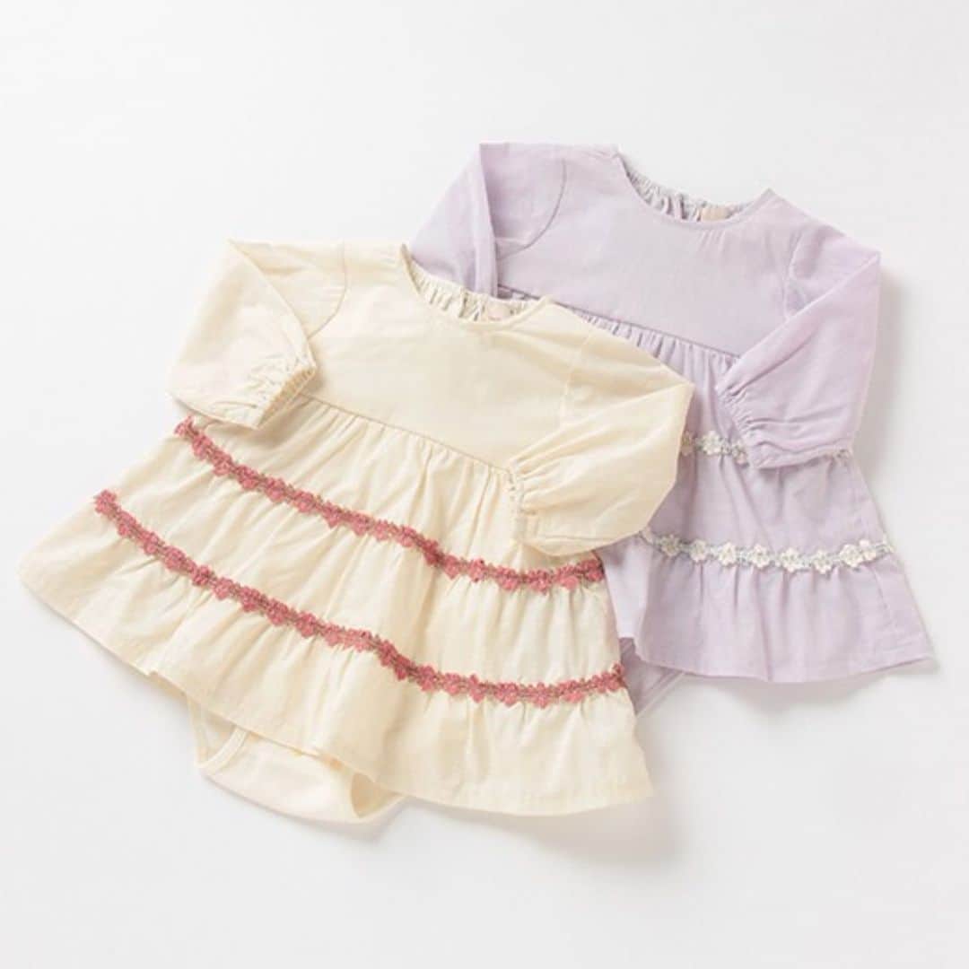 petit mainさんのインスタグラム写真 - (petit mainInstagram)「.﻿ 💫BABY スタイル💫﻿ ﻿ ﻿ 先輩ママたちは今も思い出す、ベビーならではのサイズ感の可愛さ・・・﻿ 今お子さまがベビーサイズのママにぜひおすすめしたい、可愛らしい着こなしをご紹介！﻿ ﻿ おうち時間のベビーとママに実用的はもちろん、写真映えするお洋服が揃っています。﻿ 今だけの着こなしとベビーと一緒に過ごす時間を楽しんでくださいね。﻿ ﻿ ﻿ ふわっと広がるティアードワンピースはキッズ・ママサイズご用意があるのでお揃いにもできます。﻿ 写真映えはもちろん、暖かくなったらぜひお出かけに。﻿ ﻿ ﻿ 9611523 花ティアードワンピースロンパース ￥3,630 (税込)﻿ サイズ 70・80㎝﻿ ﻿ 9611528 チュールリボンヘアバンド ￥1,320 (税込)﻿ サイズ F﻿ ﻿ 9611437 綿レースソックス ¥660（税込）﻿ サイズ SS（11-13㎝ ）・S（13-15㎝ ）・M（16-18㎝ ）・L（18-20㎝ ）﻿ ○3月上旬発売予定﻿ ﻿ モデル62㎝ / 着用70㎝﻿ ﻿ ○お揃いできるワンピースは別投稿からご覧ください  ﻿ ※入荷、在庫状況は店舗によって異なる場合がございます。ご利用の店舗にお問い合わせ下さい。﻿ ※オンラインの入荷・在庫状況について詳しくはナルミヤオンラインまでお問い合わせ下さい。﻿ @narumiyaonline_official ﻿ ﻿ ﻿ ﻿ ﻿ ﻿ ﻿ #petitmain #プティマイン #プティキッズ #プティの新作 #ナルミヤオンライン #narumiyaonline #女の子ベビー #男の子ベビー #むすめふく #むすこーで #おうち時間 #子どものいる暮らし #赤ちゃんのいる暮らし #子育てグラム #instafashion #instagood」1月25日 20時55分 - petitmain_official