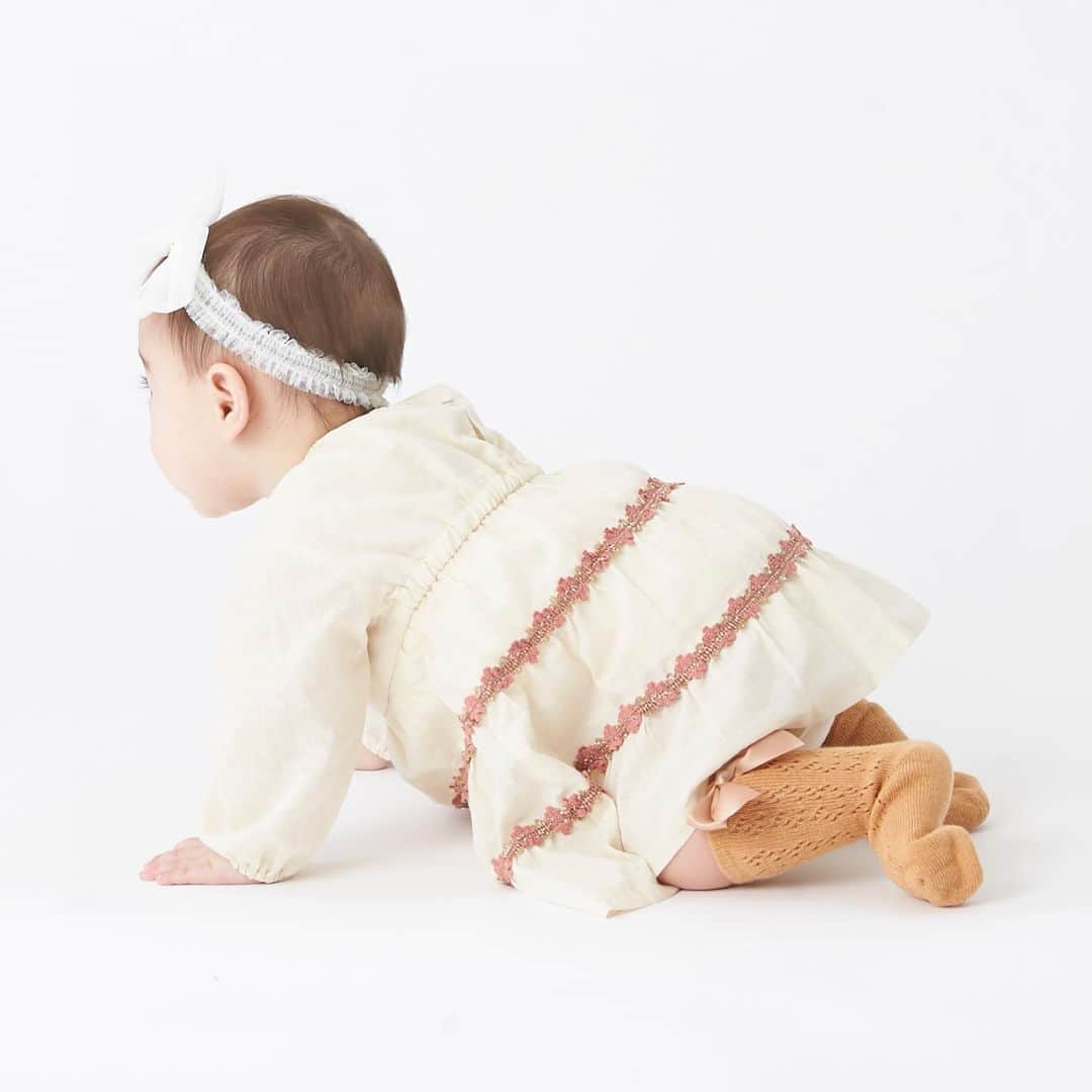 petit mainさんのインスタグラム写真 - (petit mainInstagram)「.﻿ 💫BABY スタイル💫﻿ ﻿ ﻿ 先輩ママたちは今も思い出す、ベビーならではのサイズ感の可愛さ・・・﻿ 今お子さまがベビーサイズのママにぜひおすすめしたい、可愛らしい着こなしをご紹介！﻿ ﻿ おうち時間のベビーとママに実用的はもちろん、写真映えするお洋服が揃っています。﻿ 今だけの着こなしとベビーと一緒に過ごす時間を楽しんでくださいね。﻿ ﻿ ﻿ ふわっと広がるティアードワンピースはキッズ・ママサイズご用意があるのでお揃いにもできます。﻿ 写真映えはもちろん、暖かくなったらぜひお出かけに。﻿ ﻿ ﻿ 9611523 花ティアードワンピースロンパース ￥3,630 (税込)﻿ サイズ 70・80㎝﻿ ﻿ 9611528 チュールリボンヘアバンド ￥1,320 (税込)﻿ サイズ F﻿ ﻿ 9611437 綿レースソックス ¥660（税込）﻿ サイズ SS（11-13㎝ ）・S（13-15㎝ ）・M（16-18㎝ ）・L（18-20㎝ ）﻿ ○3月上旬発売予定﻿ ﻿ モデル62㎝ / 着用70㎝﻿ ﻿ ○お揃いできるワンピースは別投稿からご覧ください  ﻿ ※入荷、在庫状況は店舗によって異なる場合がございます。ご利用の店舗にお問い合わせ下さい。﻿ ※オンラインの入荷・在庫状況について詳しくはナルミヤオンラインまでお問い合わせ下さい。﻿ @narumiyaonline_official ﻿ ﻿ ﻿ ﻿ ﻿ ﻿ ﻿ #petitmain #プティマイン #プティキッズ #プティの新作 #ナルミヤオンライン #narumiyaonline #女の子ベビー #男の子ベビー #むすめふく #むすこーで #おうち時間 #子どものいる暮らし #赤ちゃんのいる暮らし #子育てグラム #instafashion #instagood」1月25日 20時55分 - petitmain_official