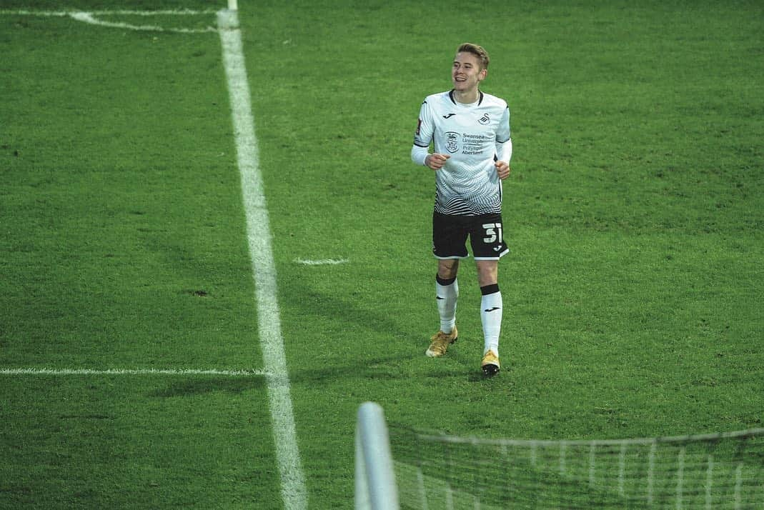 スウォンジー・シティAFCさんのインスタグラム写真 - (スウォンジー・シティAFCInstagram)「The latest academy graduate to score their first senior goal for the #Swans 🤍🖤  👏 @ollie.cooper」1月25日 20時56分 - swansofficial