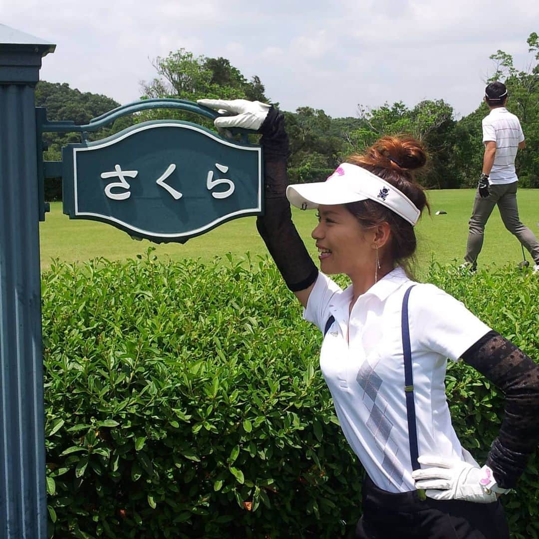 山田さくらのインスタグラム：「@sakura.yamada0414  ゴルフ歴長くなってしまったけど。。。未だ100切ならず。。。 レッスンでは「100切ってるでしょ♡」と言われること多々あるけど。。。  私、一番大事な パターそしてドライバーが苦手なんです💦💦やっぱり日々の練習って大事大事。。。トホホ♡  #ゴルフ  #ゴルフ女子  #ゴルフウェア  #ゴルフスイング  #旅行好きな人と繋がりたい  #ゴルフ好きな人と繋がりたい  #旅行 #遊び #仕事 #プライベート　 #可愛い #冬 #投資　 #トレード #友達」