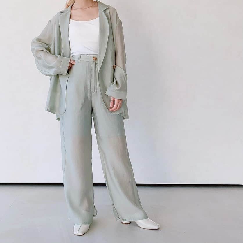 Vannie Officialのインスタグラム：「【シアーシャーベットパンツ】 ¥3,900+tax   《styling》 シャーベットのようなカラーリングがふんわりカワイイ♡ ストレートパンツもシアー素材になるだけで、抜け感がぐっとup。 程よい透け感がカワイイオトナstyleをばっちり作ってくれます◎   《detail》 程良いセミワイドのシルエットになっており、ラフすぎないスタイリングに。 セットアップで着ていただくとよりトレンドライクなスタイリングが楽しめます◎  ※同素材のパンツと合わせるとセットアップとしても着用OK！ VNMFI0321001 シアーシャーベットジャケット   《fabric》 ハリを出しすぎないしなやかな素材を使用しております◎ ベルトループ付き。 付属のペチコートは膝上丈となっており、膝下に透け感が出る仕様となっております。  ※詳しいお手入れ方法は商品タグをご参照ください。   #vannie_u#ヴァニーユー #ZOZOでしか買えない⠀⠀   お問い合わせはDMまでご連絡ください☺️」