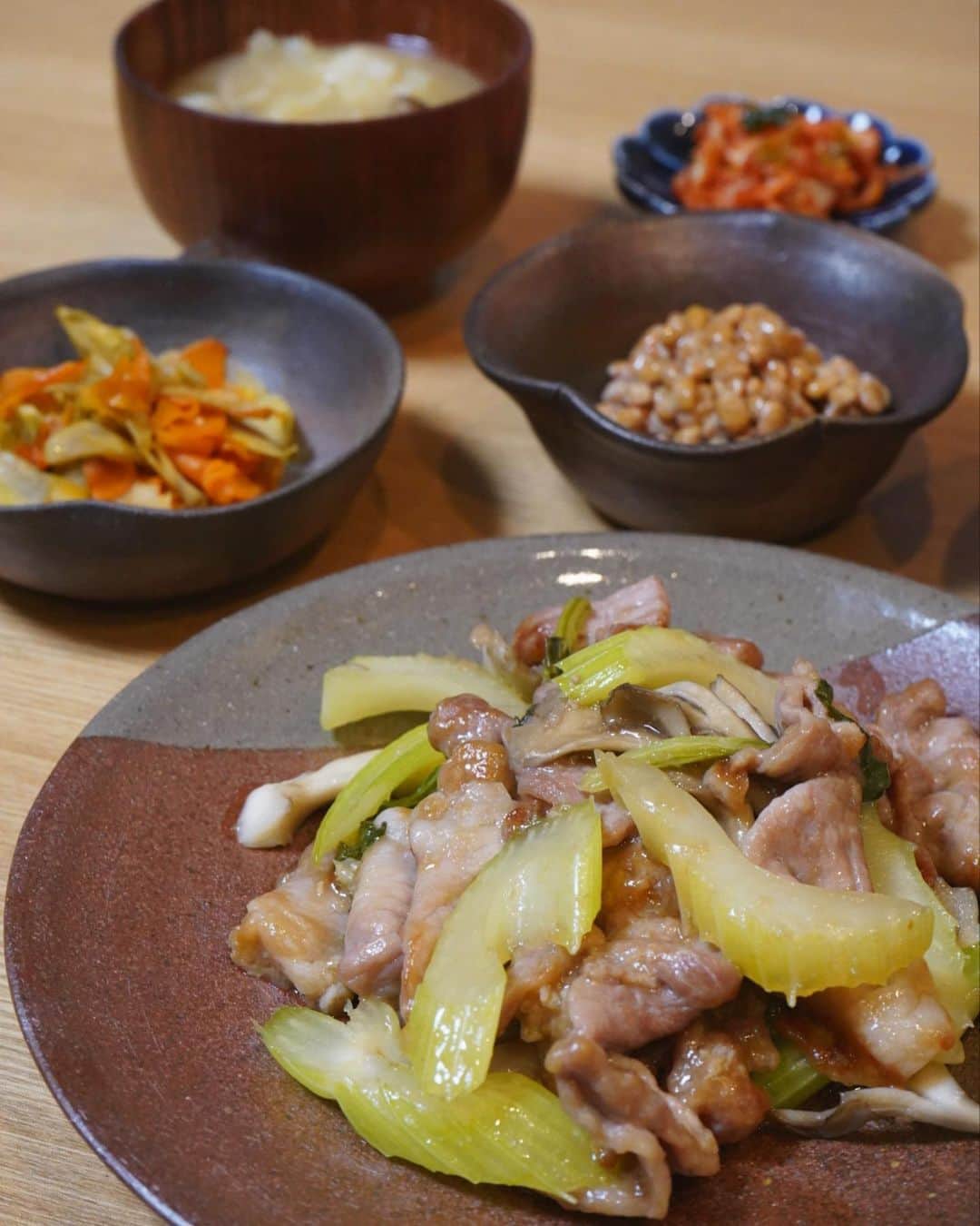のインスタグラム：「今日のおうちごはんは、  #セロリと豚肉と舞茸の中華風炒め #塩きんぴら #キャベツとぶなしめじのお味噌汁 #納豆 #キムチ  土鍋で炊き立ての白米は本当美味しい🥰 味噌汁は中途半端な野菜をたくさん入れてしまうので どちらかというと御御御付けだね。  それにしても「御御御付け」って すごい漢字だね🤣  #坂元ごはん #坂元家の晩ご飯 #おうちごはん #よるごはん #御御御付け #おみおつけ #発酵食品 #和食 #実家ごはん #津軽金山焼」