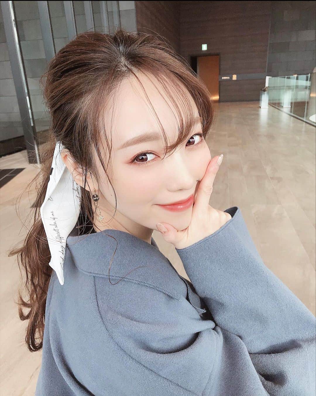 白岩まちこのインスタグラム：「≫≫💎... 𝘢𝘤𝘤𝘦𝘴𝘴𝘰𝘳𝘺  ㅤㅤㅤㅤㅤㅤㅤ お仕事終わって帰宅中🚗✨ ㅤㅤㅤㅤㅤㅤㅤㅤㅤㅤㅤㅤㅤㅤㅤㅤㅤㅤㅤㅤㅤㅤㅤㅤㅤㅤㅤㅤㅤㅤㅤㅤㅤㅤㅤㅤ 今日の撮影の写真は後日投稿予定...👰🏼🤵🏻📸  ㅤ ㅤㅤㅤㅤㅤㅤㅤㅤㅤㅤㅤㅤㅤ ちなみに、この日の顔周りは  りなてぃがプロデュースするブランド" 𝘮𝘦𝘳𝘶𝘦 "で統一 ❤︎ ㅤㅤㅤㅤㅤㅤㅤㅤㅤㅤㅤㅤㅤ  ㅤㅤㅤㅤㅤㅤㅤㅤㅤㅤㅤㅤㅤ  𝘢𝘤𝘤𝘦𝘴𝘴𝘰𝘳𝘺  @merue_official ㅤㅤㅤㅤㅤㅤㅤㅤㅤㅤㅤㅤㅤ 𝘴𝘤𝘢𝘳𝘧  @merue_official ㅤㅤㅤㅤㅤㅤㅤㅤㅤㅤㅤㅤㅤㅤㅤㅤㅤㅤㅤㅤㅤㅤㅤ𝘥𝘦𝘴𝘪𝘨𝘯 𝘣𝘺... @rinatea_25ㅤㅤㅤㅤㅤㅤㅤ  ㅤㅤㅤㅤㅤㅤㅤㅤㅤㅤㅤㅤㅤ  ㅤㅤㅤㅤㅤㅤㅤㅤㅤㅤㅤㅤㅤ メルエのスカーフを使ってアレンジしてみた🥰✌🏻 ㅤㅤㅤㅤㅤㅤㅤㅤㅤㅤㅤㅤㅤ ㅤㅤㅤㅤㅤㅤㅤㅤㅤㅤㅤㅤㅤ ポニーテールして ささっと結ぶだけ💓 ㅤㅤㅤㅤㅤㅤㅤㅤㅤㅤㅤㅤㅤ ㅤㅤㅤㅤㅤㅤㅤㅤㅤㅤㅤㅤㅤ  この日はヘアアレンジに使ったけど、 バッグに付けたり、首に巻いてスカーフとして使っても可愛いん☺️✨ ㅤㅤㅤㅤㅤㅤㅤㅤㅤㅤㅤㅤㅤㅤㅤㅤㅤㅤㅤㅤㅤㅤㅤㅤㅤㅤ ㅤㅤㅤㅤㅤㅤㅤㅤㅤㅤㅤㅤㅤ  前回、好評で即完したこのスカーフは、 明日新色を交えて再販するらしい🕊🤍 ㅤㅤㅤㅤㅤㅤㅤㅤㅤㅤㅤㅤㅤ ㅤㅤㅤㅤㅤㅤㅤㅤㅤㅤㅤㅤㅤ  前回も即完したアイテムやけど 今回も絶対即完するわ...🥺💫 ㅤㅤㅤㅤㅤㅤㅤㅤㅤㅤㅤㅤㅤ ㅤㅤㅤㅤㅤㅤㅤㅤㅤㅤㅤㅤㅤ  気になる子はスタンバイ必須🤭‼️ㅤㅤㅤㅤㅤㅤㅤㅤㅤㅤㅤㅤㅤ ㅤㅤㅤㅤㅤㅤㅤㅤㅤㅤㅤㅤㅤ ㅤㅤㅤㅤㅤㅤㅤㅤㅤㅤㅤㅤㅤ  ....今日はハンバーグ作って待ってくれてるの👦🏻🍽  ㅤㅤㅤㅤㅤㅤㅤㅤㅤㅤㅤㅤㅤ お腹空いた早く帰らなきゃ🥺🥺🥺 ㅤㅤㅤㅤㅤㅤㅤㅤㅤㅤㅤㅤㅤ ㅤㅤㅤㅤㅤㅤㅤㅤㅤㅤㅤㅤㅤ ㅤㅤㅤㅤㅤㅤㅤㅤㅤㅤㅤㅤㅤㅤㅤㅤㅤㅤㅤㅤㅤㅤㅤㅤㅤㅤ みんなの晩ごはんはなにー？？  ㅤㅤㅤㅤㅤㅤㅤㅤㅤㅤㅤㅤㅤㅤㅤㅤㅤㅤㅤㅤㅤㅤㅤㅤㅤㅤ ㅤㅤㅤㅤㅤㅤㅤㅤㅤㅤㅤㅤㅤ  #merue#メルエㅤㅤㅤㅤㅤㅤㅤㅤㅤㅤㅤㅤㅤ #ピアス#イヤリング#アクセサリー #アクセ#ゴールドアクセ#ゴールドアクセサリー #ジルコニア#メイク#アイメイク#オレンジリップ#ポニーテールアレンジ #オールバック#ポニーテール #簡単アレンジ#セルフアレンジ#アレンジヘア #冬コーデ#今日のコーデ#ファッション」