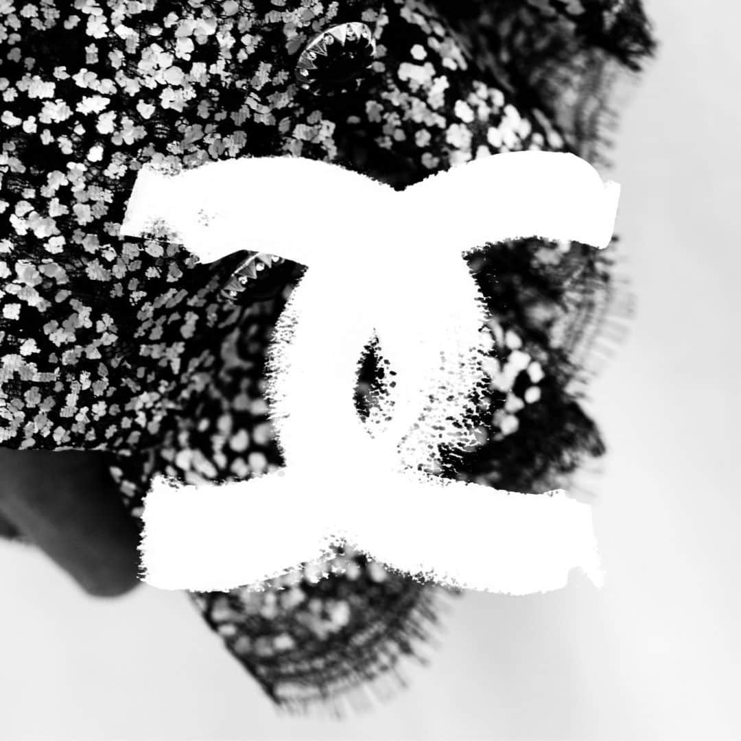 シャネルさんのインスタグラム写真 - (シャネルInstagram)「The rhythm of the CHANEL Spring-Summer 2021 Haute Couture collection, captured in a series of teasers by photographer, filmmaker and graphic designer Anton Corbijn. The film of the show will be revealed on Tuesday, January 26th at 2pm Paris time.  #CHANELHauteCouture #CHANEL #CHANELShow @AntonCorbijn4Real #AntonCorbijn」1月25日 21時00分 - chanelofficial