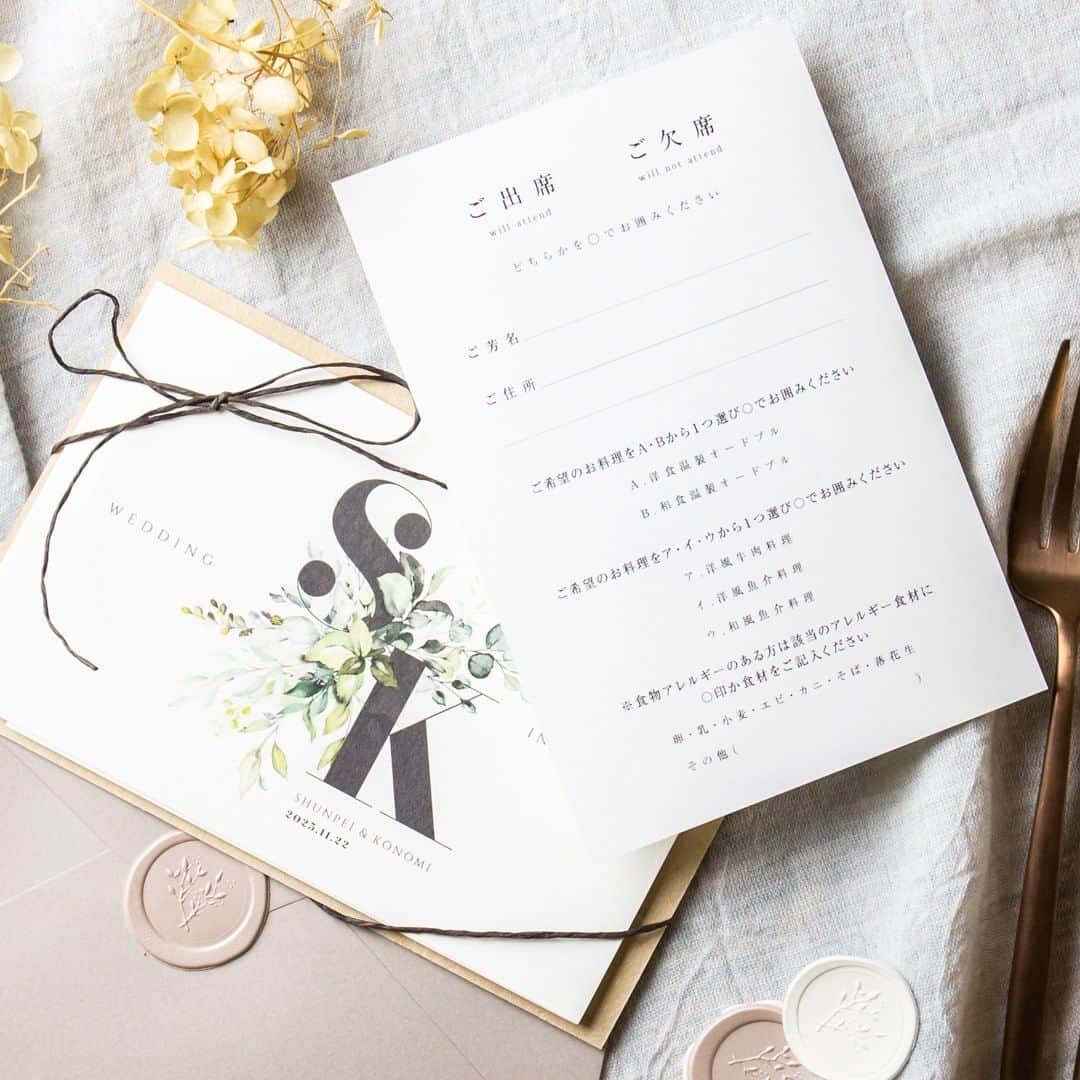 プレ花嫁♡結婚式招待状・席次表専門サイト『ファヴォリ』公式さんのインスタグラム写真 - (プレ花嫁♡結婚式招待状・席次表専門サイト『ファヴォリ』公式Instagram)「コロナ対策により、結婚式のお食事がビュッフェ形式からコースへ変更➡︎🍽 そこで…忘れがちで大切な 『ゲストへのアレルギーのお伺い』🏹  招待状の返信はがきを使用したお伺いが ゲストも回答しやすくベターです💁‍♀️💁‍♂️  Favoriなら無料で 4️⃣種類のはがきを選択していただけます📤  ①通常 ⇨お伺い事項の入っていないもの）  ②アレルギーあり ⇨アレルギーのお伺い一文のあるもの  ③送迎バスあり ⇨最寄駅から会場への送迎バス利用を伺う一文つき  ④アレルギー&送迎バスあり  こちら以外にも、 7大アレルギーを指定するタイプのはがきや、 お料理の指定🥗 二次会の参加🥂 を併せてお伺いするものなど…  カスタマイズのご依頼もいただいております🙌  ご要望に合わせてお見積もり、 作成いたしますので カスタムのイメージがございましたら ぜひお問い合わせくださいませ📨📞🌈  #favori_wedding #favoricloud #ブライダルペーパーアイテム #結婚式ペーパーアイテム #ペーパーアイテムdiy #プレ花嫁 #卒花嫁 #結婚式招待状 #招待状返信はがき #返信はがき #くふう婚 #結婚式diy #招待状diy #2020秋婚 #2020冬婚 #2021春婚 #2021夏婚 #2021秋婚 #2021冬婚  #結婚式延期 #結婚式決行 #結婚式サポート」1月25日 21時00分 - favori_wedding