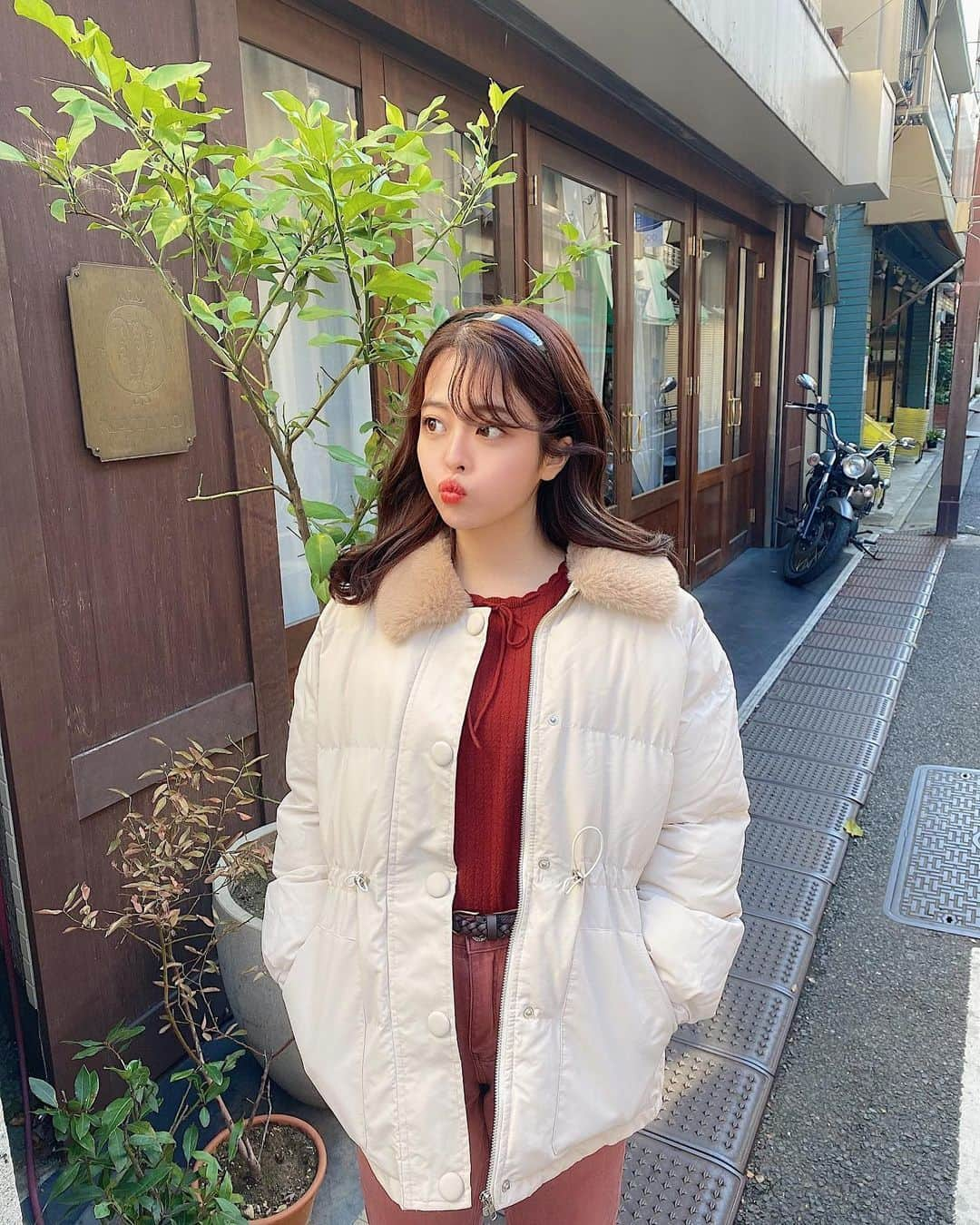 RiLiさんのインスタグラム写真 - (RiLiInstagram)「かわいいのに寒くない💞【あったかコーデ】⁣ ......⁣ 冬❄️って寒くていっぱい着込みたくなるよね💦けど着れば着るほどゴワゴワしちゃってどうしたらいいか分かんない…👀☁️そんな子には【あったかコーデ】がおすすめだよ⁣ のかわいいアウターにスッキリ見えるパンツを選んで、冬のお悩みを解決しよう🎶足元がスッキリしてれば、ゴワゴワした印象にならずに済むよ🥰🥰⁣ 今年の冬はあったかコーデでかわいく、そしてあったかく過ごしちゃお👀💗💗気になった子はぜひチェックしてね🙆‍♀️💨　⁣ ⁣ ❣❣❣❣❣⁣ サイトやSNSで掲載させていただくお写真募集中😘📸⁣ かわいいコーデやアイテム、注目スポットなどが撮れたら、ハッシュタグ→#rili_tokyo  を付けて投稿❗⁣ ．⁣ Special Thanks💋 Photo by⁣ @rinya5588⁣ @reika0901⁣ @ayakaf0925⁣ @momochi.661⁣ @minakawasaki⁣ @_haru__gram⁣ @___321h⁣ @_lmr.y__⁣ @miii___yuu7⁣ ⁣ .⁣ #テーマパークコーデ #アウター #冬アウター #アウター2021 #あったかコーデ #冬コーデ #ootd #全身コーデ #ボアジャケット #ダウンジャケット #ダウンコーデ #ワントーンコーデ #ベージュコーデ #ファーアウター #ファーコート #rili_tokyo #おしゃれさんと繋がりたい #お洒落さんと繋がりたい #ファッション #패션스타그램 #ootd #outfit」1月25日 21時00分 - rili.tokyo