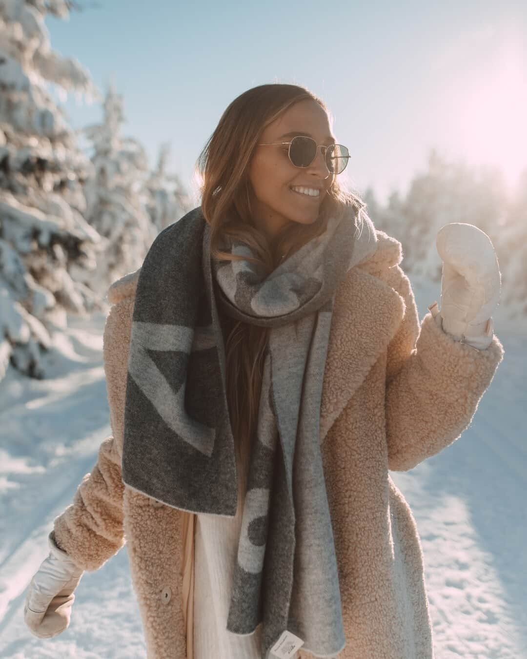 Kapten & Sonさんのインスタグラム写真 - (Kapten & SonInstagram)「'Once it snows we are all happy kids again.' ❄️ Happy @theresaschmidt enjoying the sunny snow days with our sunglasses Brisbane Gold Green. 😍 #bekapten #kaptenandson⁠ .⁠ .⁠ .⁠ #sunglasses #snow #snowdays #wintermood #walk #happy #outdoors #nature #outdoor #outfit #inspo」1月25日 21時01分 - kaptenandson