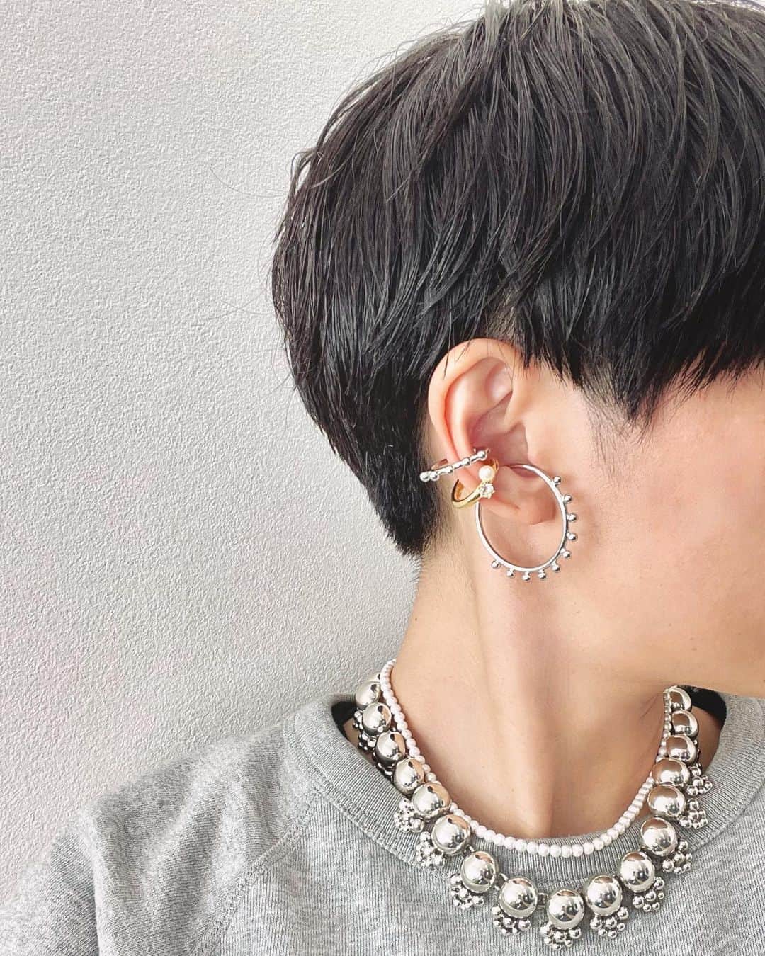 プティローブノアーさんのインスタグラム写真 - (プティローブノアーInstagram)「今日はどうしても対面でないと できない仕事があって アポイントメントの日でした。  　 かれこれ20年近く知人の その方とお会いできる機会がうれしくて　 うれしい気分を 重ねづけで表現... ☺︎︎ 　 　 つぶつぶ多めの 少々エキゾチックな見た目ですね（？） 　  うれしい気持ちが いっそう上がって より倍増です♪　 　  #今日の気分  ☻︎  #styleofday  #styleoftheday  #earrings  #earring  #earcuff  #earcuffs  #pearlearrings  #pearlearring #hoop  #hoopearrings  #フープピアス  #フープイヤリング  #イヤリング #イヤカフ #イヤーカフ  #ノンホールピアス  #ピアスに見えるイヤリング  #アクセサリー好き  #日々 #日々の記録 #studearrings #silveraccessory  #goldaccessories  #シルバーアクセサリー  #ゴールドアクセサリー  #silvernecklaces」1月25日 21時11分 - petiterobenoire_official