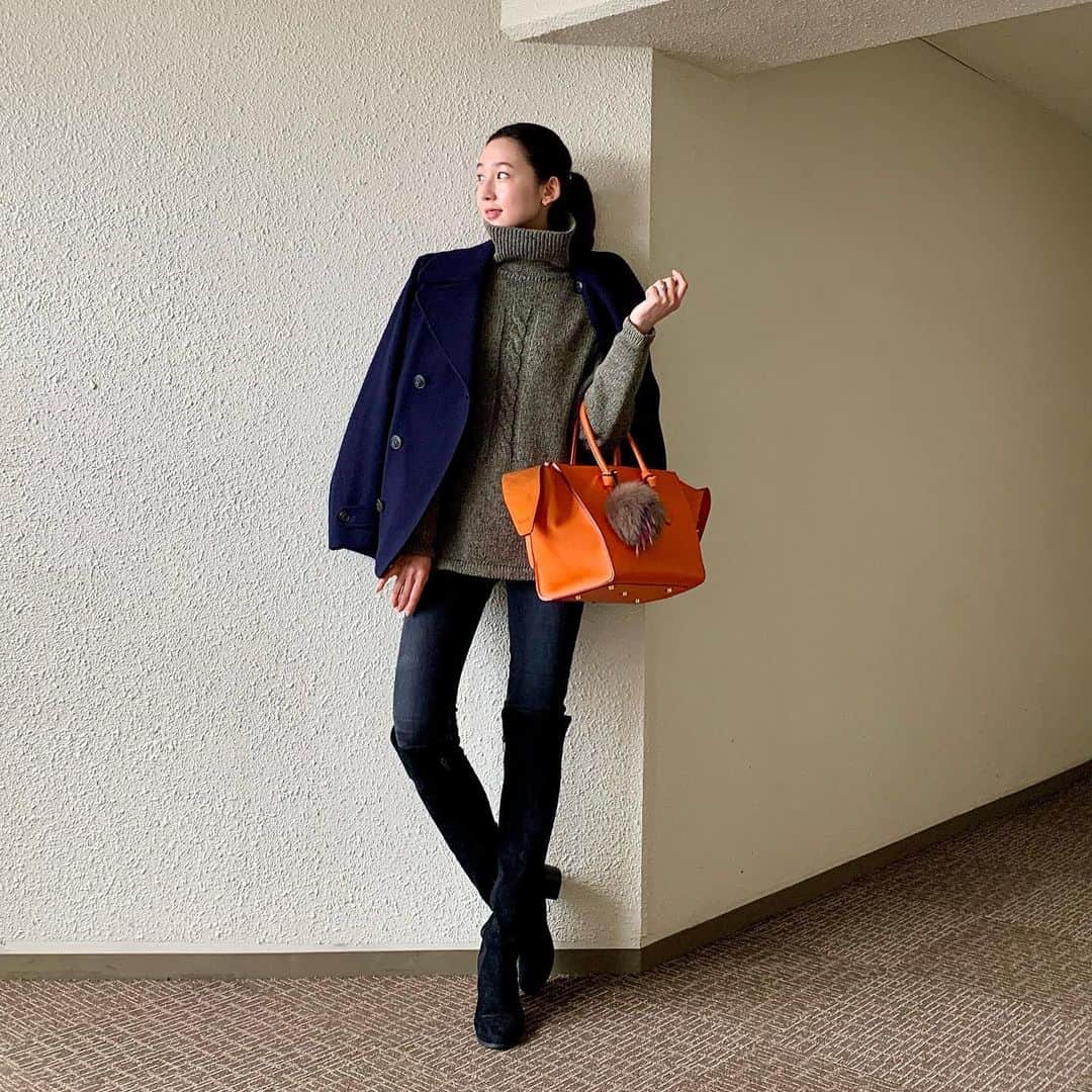 松原汐織のインスタグラム：「#ootd  久しぶりにこちらにもUP📸✨ ・ ベーシックが好き！と改めて思った日のコーディネート。 コートとニットは夫のもの。夫の服の趣味が好きなので、よく借りています🙏🏻 あなたのものは私のもの、的なジャイアン妻です🤣💗 ・ Outfit🧡 #デニム / @the_newhouse #thenewhouse  #バッグ / @celine #celine  #ロングブーツ / @dholic_official #dholic ・ #高身長コーデ #ベーシック #コーディネート  #写真を撮る時だけマスク外してます ⚠️」