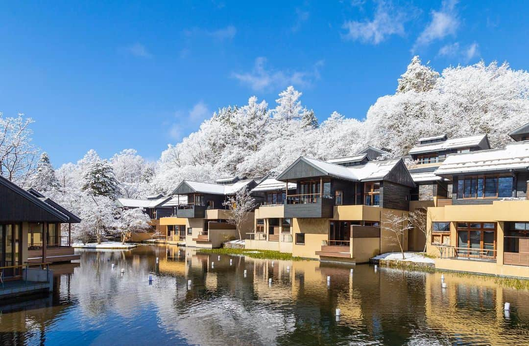 HOSHINOYA｜星のやのインスタグラム：「Snow-blossom in karuizawa.   #hoshinoyakaruizawa #karuizawa #hoshinoya  #hoshinoresorts #winter #snow #beautiful #japan  #星のや軽井沢 #軽井沢 #星のや #星野リゾート #冬 #雪 #雪景色」