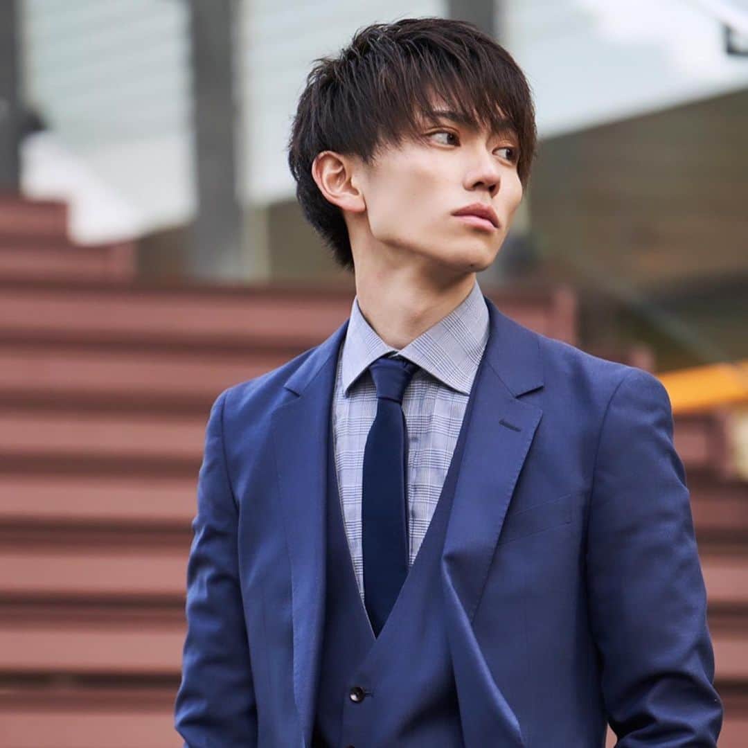 樋口晃平のインスタグラム：「少し遅いですが、スーツで撮影をして頂きました！　  ※周囲に配慮をし、撮影時のみマスクを外しました。  . . . . #men #meme#mensstyle #menshair #menswear #mens #mensfashion #menswear #mensmodel #menscasual #fashionista #fashionmodel #model #fashion #lfl #fff #japan #instagood #instapic #instalike #instadaily #daily #tokyo #picture #suit #メンズファッション#186cm #恋とオオカミには騙されない #🔵 #スーツ#成人」