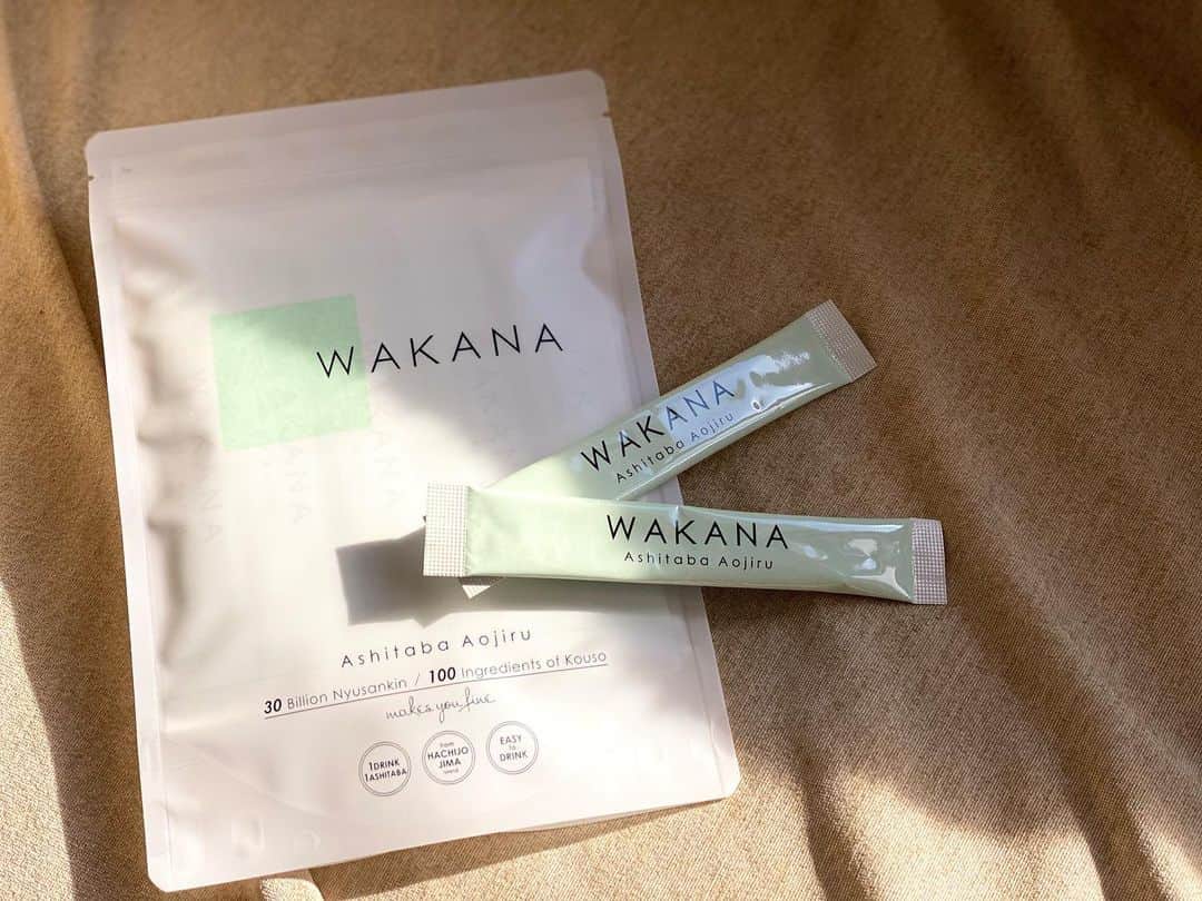 eiko kagamiさんのインスタグラム写真 - (eiko kagamiInstagram)「. 八丈島の明日葉を使用した青汁🌿 WAKANA @wakana_info  . バナナ味がとにかく飲みやすい！🍌🤍 バナナ粉末がしっかり効いているので、ハチミツを入れなくてもほのかな甘みがすっごく美味しいです🤤 . 私はホット豆乳と混ぜるか（写真1枚目）、ヨーグルトも混ぜて（写真2枚目）ナッツを入れるのが好きです😍 腸活にも良さそう！ しばらく続けてみます🌼 . 割引きもあるようなので、お得な期間に是非こちらで @wakana_info チェックしてみてください♡ . . . . . #wakana #wakanaのある生活 #wakana_pr #wakana_life」1月25日 21時10分 - eikooo7