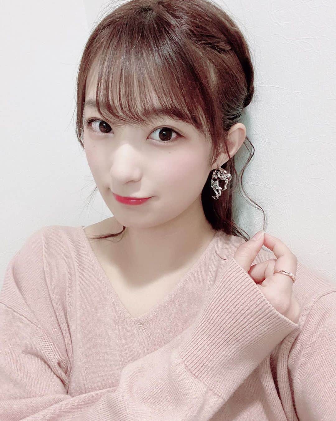 ミクのインスタグラム：「. . 気持ち良い素材の服って 永遠に着て居たくなる。。。 . . 　#fashion #오오티디 #pink #hairstyle #ハーフアップ　#ピアス多分エルサ 　#アナと雪の女王 #instagood #좋아요 #팔로우늘리기　#일상　#攝影　#我的最愛　#น่ารัก #お洒落好き」
