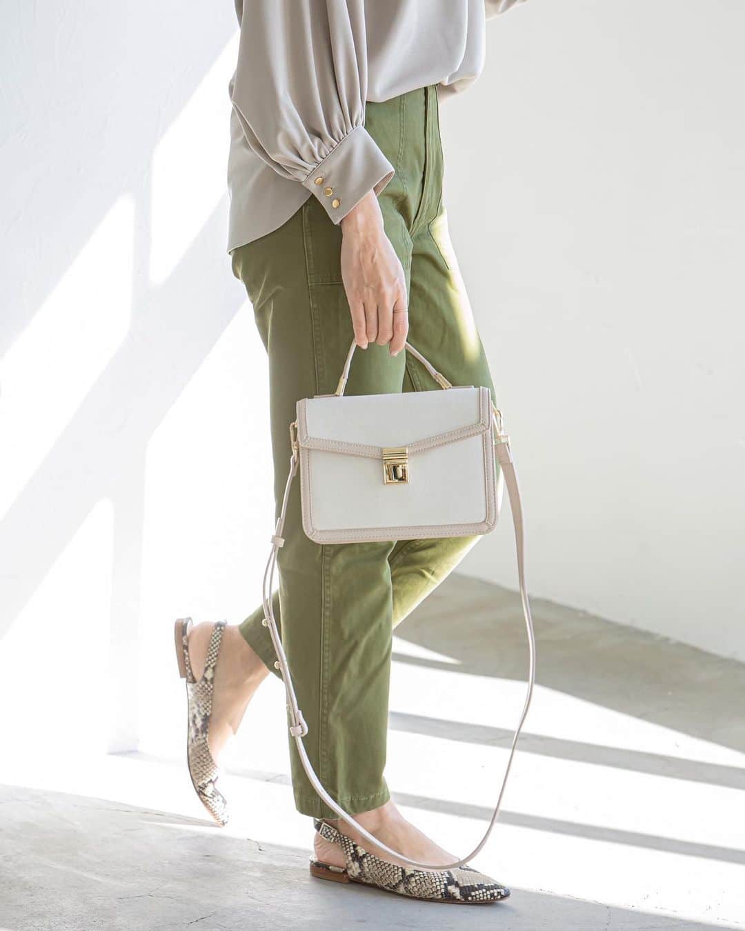 yukoさんのインスタグラム写真 - (yukoInstagram)「2021.1.25  毎年思う事だけど 春はボーダーが着たくなる🌸 白×黒は鉄板🖤 今年は色物にチャレンジしてみようかなぁ🤔  cardigan #gu tops #leminor  pants.bag #damefrank  shoes #letalon    @damefrank_official × @labagagerie_japon コラボbag👜 1月27日12:30〜販売スタートです😊 同時刻にインスタLIVEもやるのでお時間合いましたら是非♩」1月25日 21時20分 - sa_youu
