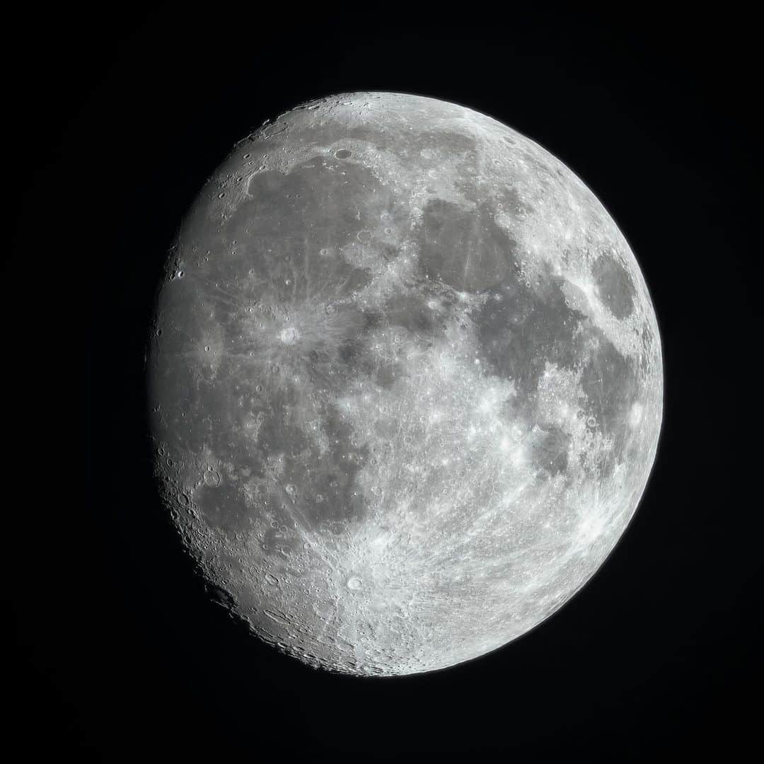 KAGAYAさんのインスタグラム写真 - (KAGAYAInstagram)「空をご覧ください。 満月に次いで美しいといわれる十三夜月が空のてっぺんで輝いています。 月明かりで星は見にくいかもしれませんが、ちょうど冬の大六角形の輪の中に月が入っています。 （写真は今望遠鏡を使って撮影） 今日もお疲れさまでした。 #moon  #sonyalpha #α7riv」1月25日 21時13分 - kagaya11949