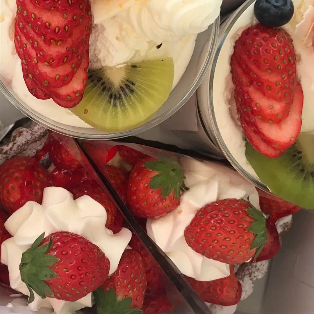 榊ゆりこさんのインスタグラム写真 - (榊ゆりこInstagram)「息子の誕生日はホールケーキではなく、各々好きなケーキをセレクト ベリー系が大好きな子供達はわかりやすいセレクトです🍰 #誕生日#誕生日おめでとう#嬉しいけど寂しい」1月25日 21時15分 - yuricosakaki