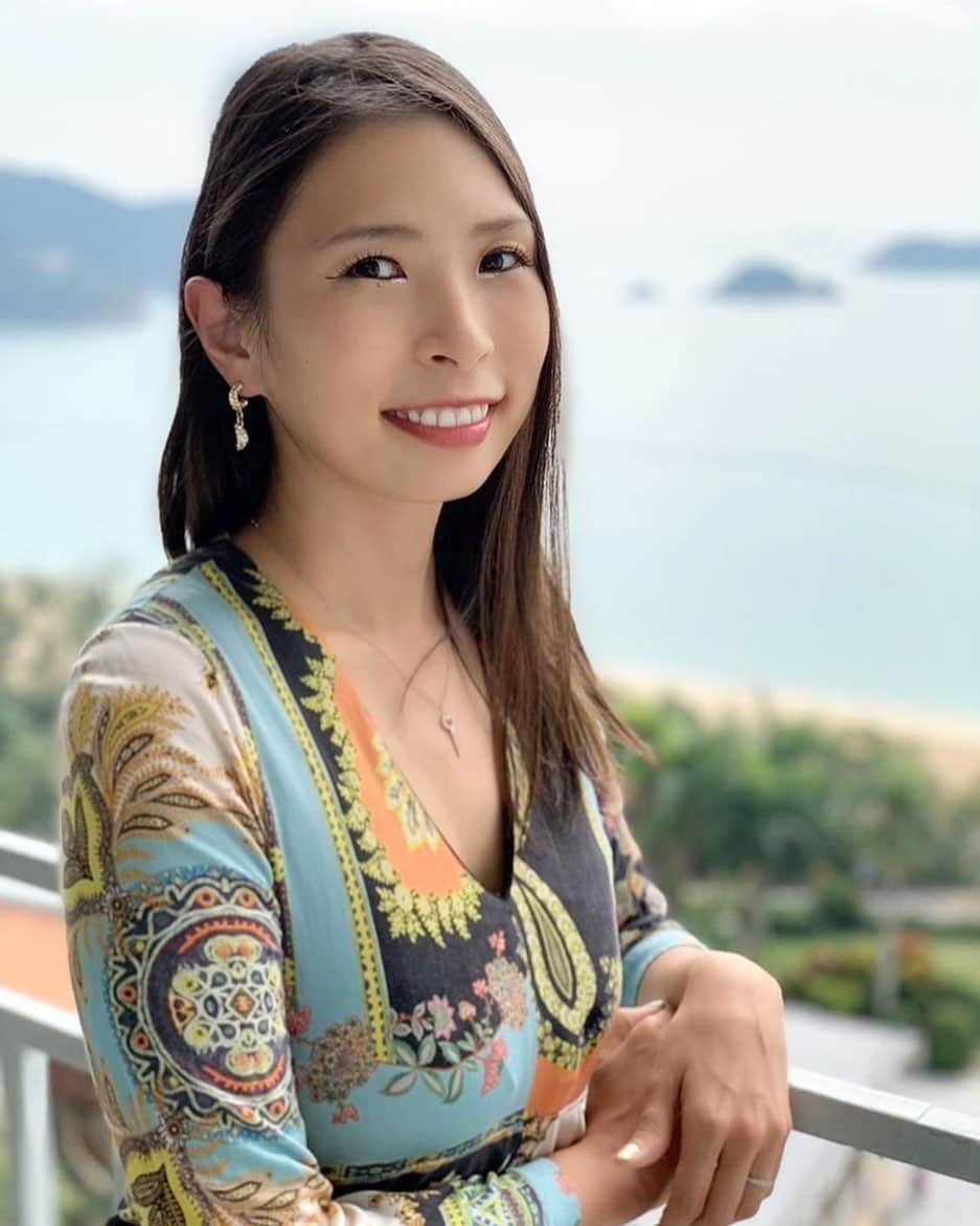 上野由美子のインスタグラム：「・﻿ 【大人だからこそ、学び続ける姿勢がある人が伸びる♪】﻿ ﻿  ＼香港のリゾート地で生活中！／ ﻿ ﻿ 日本全国♡世界を飛び回る💕﻿ シンデレラ起業塾主宰✨﻿ 起業プロデューサーの上野由美子です 🤗﻿ ﻿ ﻿  ﻿ 人は成長し続けるものですが、﻿ 成長のためには﻿ 学び続けることが大事！！✨﻿  ﻿  ﻿ 私も様々なメンターから、﻿ ビジネス・マインド・テクニック的なことを、﻿ 教わってきました。﻿ （今もいろいろ勉強しています！！）﻿  ﻿  ﻿ レベルアップをするには、﻿ 自分の先を進む人から学ぶのが、﻿ 一番早い！！💕﻿  ﻿  ﻿ たくさん学んでいた私だから、﻿ 気づけたなって思います。﻿  ﻿  ﻿  ﻿  ﻿ きっと想像がつくと思いますが、﻿ 本を読んだり研究したりするよりも﻿ 圧倒的な成果を出している方から、﻿ 教わった方が、短時間で確実です。﻿  ﻿  ﻿ けれど、﻿ 既に活躍をしている人には、﻿ 大勢のファンがいるので、﻿ 何かと質問もしにくい。﻿  ﻿  ﻿ そんな時には、﻿ 会える機会であれば、﻿ セミナーでも何でもよいので、﻿ とにかく会いに行くこと。﻿  ﻿  ﻿ 会う回数を増やせば、﻿ 自然と影響受け続けられます。﻿  ﻿ ﻿  ﻿  ﻿ 気づいたときには、﻿ 成果を出している人の﻿ 考え方や当たり前を吸収しているんです。﻿  ﻿  ﻿ 私はそうして、﻿ 今の私になりました❤️﻿  ﻿  ﻿ 皆さまも是非お試しくださいませ～！﻿ ﻿ ﻿ それではまた〜💕﻿ ﻿ ﻿ *・。*゜・。・o゜・。*゜・。・o*゜・。*゜・。・﻿ ﻿ 夢を叶える【シンデレラ通信】では、﻿ 新しいプロジェクトの進捗や﻿ ブログにも書けないここだけの話をお届け予定です💓﻿ ﻿ ご登録で﻿ 「幸せなお金持ちになる✨魔法の習慣資料」﻿ プレゼント中❣️🎁﻿ ﻿ プロフィールのURLをタップしてね💕﻿ @yuminoko﻿ ﻿ *・。*゜・。・o゜・。*゜・。・o*゜・。*゜・。・﻿ ﻿ #ママ起業#ママ起業塾#集客#集客支援#副業#産休#香港生活#香港移住#海外生活#海外移住#ワーママ#アメブロ集客#シンデレラ起業塾#リモートワーク#SNS起業#メンター#セミナー講師」