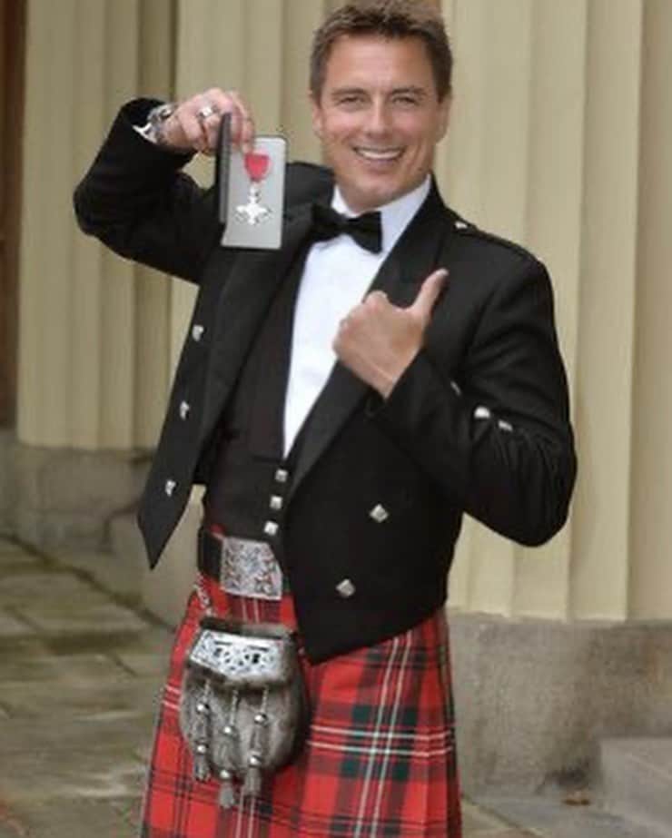 ジョン・バロウマンさんのインスタグラム写真 - (ジョン・バロウマンInstagram)「Get out your Haggis Neeps and Tatties, don’t forget the dram of Whisky. Have a braw Burns night. Celebrate Love! Celebrate Rabbie! Celebrate Scotland!  Till a’ the seas gang dry.  Jb  (Enjoy the Tartan slide show!) #scotland #burnsnight2021 #haggis #bard」1月25日 21時19分 - johnscotbarrowman