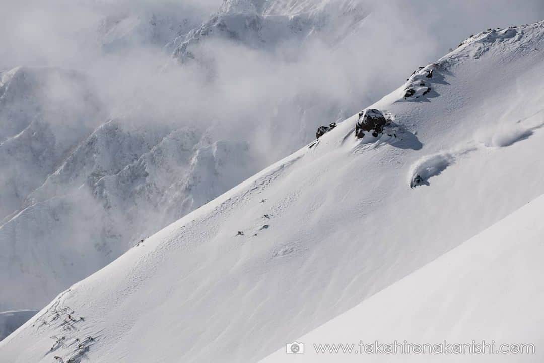 江本悠滋さんのインスタグラム写真 - (江本悠滋Instagram)「📷by @tokonamekin  #paraglider #paragliding #paraglidingworld #hikeandfly #fly #adventure #flying #travel #mountain #snow #ski #skiing #alpine #running #trailrunning #thenorthface #k2skis #sweetprotection #hakubavalley #hakuba #backcountry #japow #parapente #ズットン #パラグライダー #登山 #山岳ガイド」1月25日 21時21分 - emoto_yuji