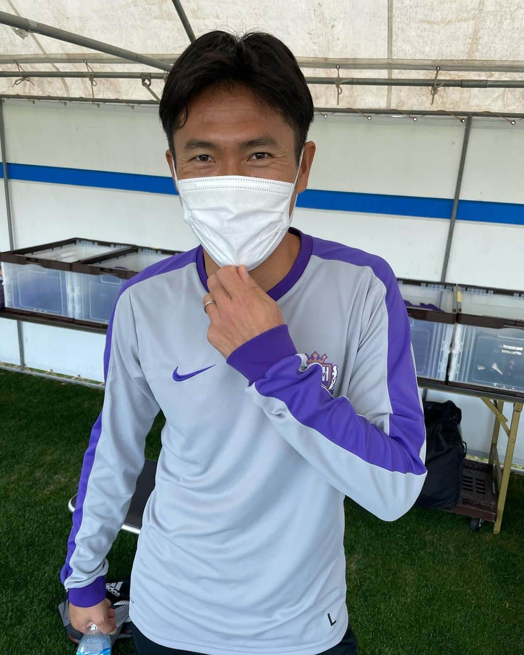 森崎浩司さんのインスタグラム写真 - (森崎浩司Instagram)「キャンプ取材⚽️① 青ちゃん仕上がってなぁ☺️ 相変わらずええ体しとる💪 俊希は今年ロングスロー投げるん(笑)🤔  #柴崎晃誠　 #柏好文 @ryo_nagai09  @2chaji5  @asano4nan  @masu_da_official  @d.kodai_official  @yoichi.sanf  @h.shunki____0728  @aoyama.6_official」1月25日 21時27分 - koji.morisaki77