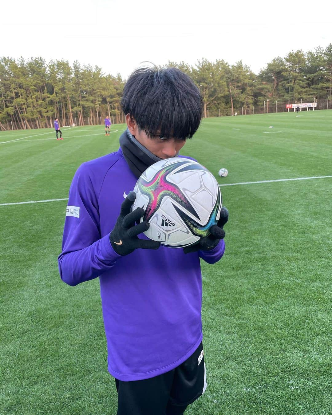 森崎浩司さんのインスタグラム写真 - (森崎浩司Instagram)「キャンプ取材⚽️① 青ちゃん仕上がってなぁ☺️ 相変わらずええ体しとる💪 俊希は今年ロングスロー投げるん(笑)🤔  #柴崎晃誠　 #柏好文 @ryo_nagai09  @2chaji5  @asano4nan  @masu_da_official  @d.kodai_official  @yoichi.sanf  @h.shunki____0728  @aoyama.6_official」1月25日 21時27分 - koji.morisaki77