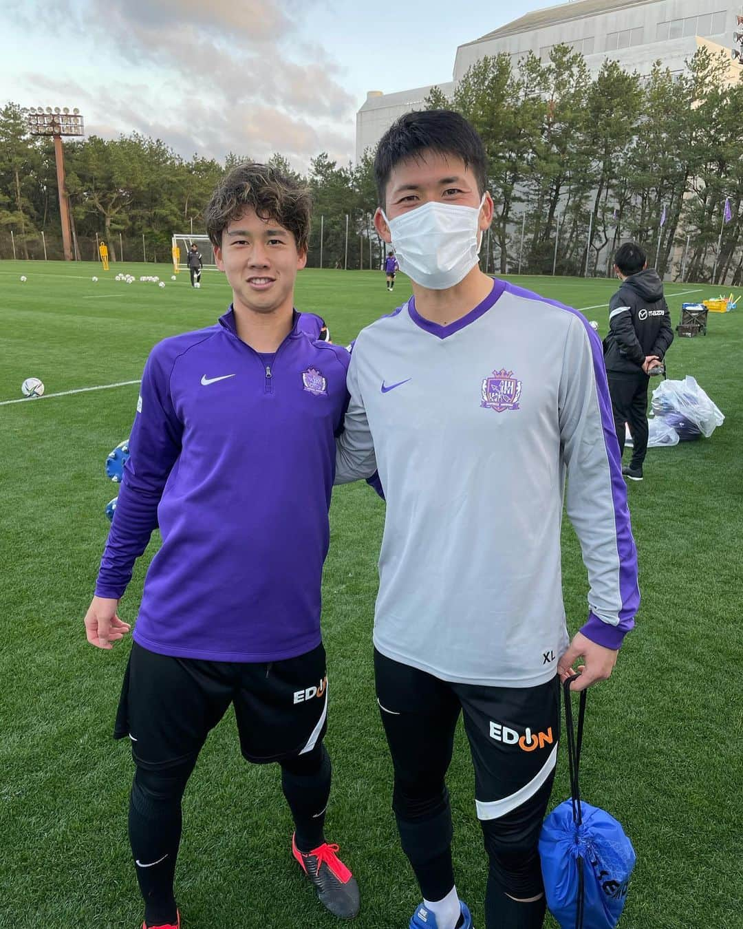 森崎浩司さんのインスタグラム写真 - (森崎浩司Instagram)「キャンプ取材⚽️① 青ちゃん仕上がってなぁ☺️ 相変わらずええ体しとる💪 俊希は今年ロングスロー投げるん(笑)🤔  #柴崎晃誠　 #柏好文 @ryo_nagai09  @2chaji5  @asano4nan  @masu_da_official  @d.kodai_official  @yoichi.sanf  @h.shunki____0728  @aoyama.6_official」1月25日 21時27分 - koji.morisaki77