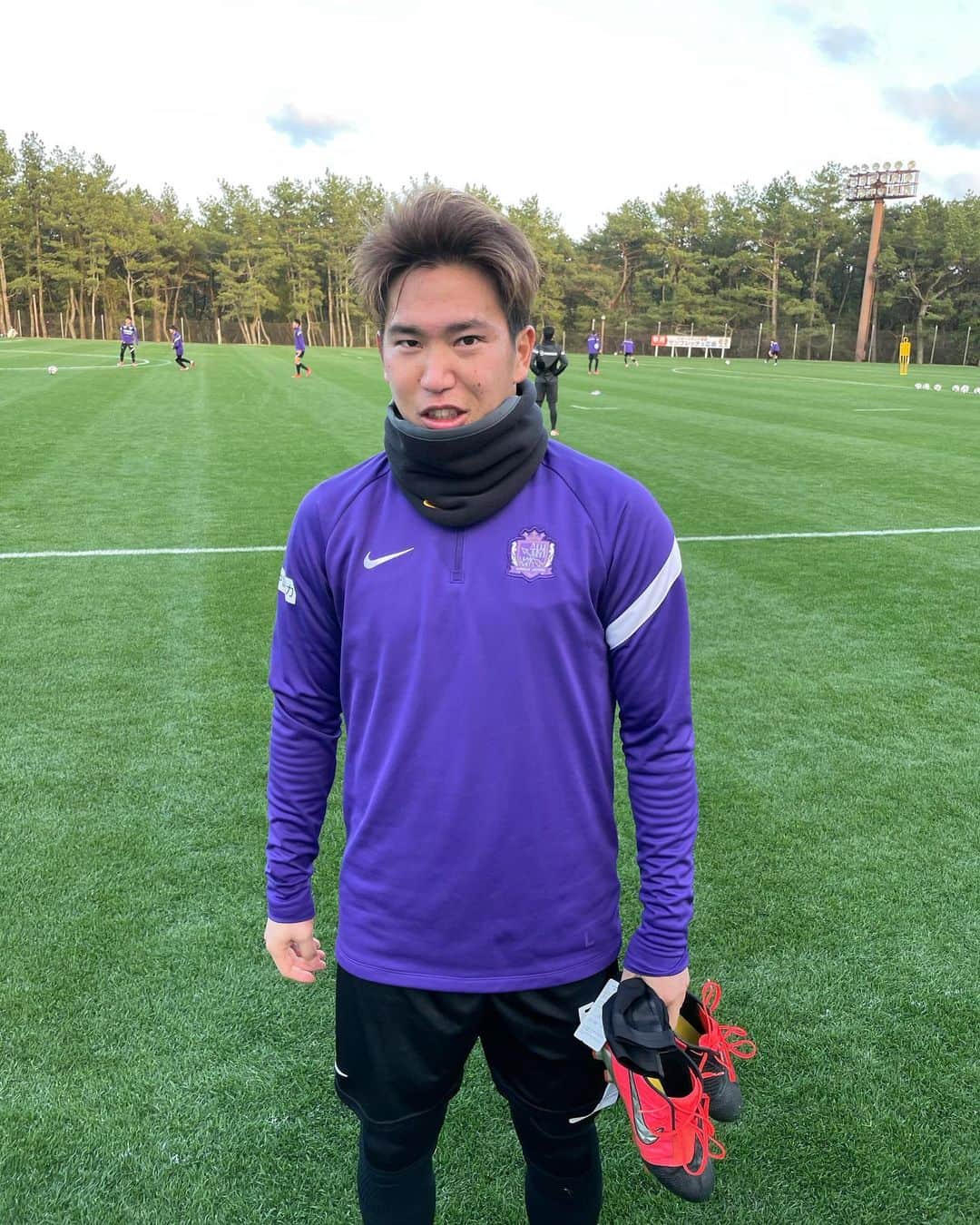 森崎浩司さんのインスタグラム写真 - (森崎浩司Instagram)「キャンプ取材⚽️① 青ちゃん仕上がってなぁ☺️ 相変わらずええ体しとる💪 俊希は今年ロングスロー投げるん(笑)🤔  #柴崎晃誠　 #柏好文 @ryo_nagai09  @2chaji5  @asano4nan  @masu_da_official  @d.kodai_official  @yoichi.sanf  @h.shunki____0728  @aoyama.6_official」1月25日 21時27分 - koji.morisaki77