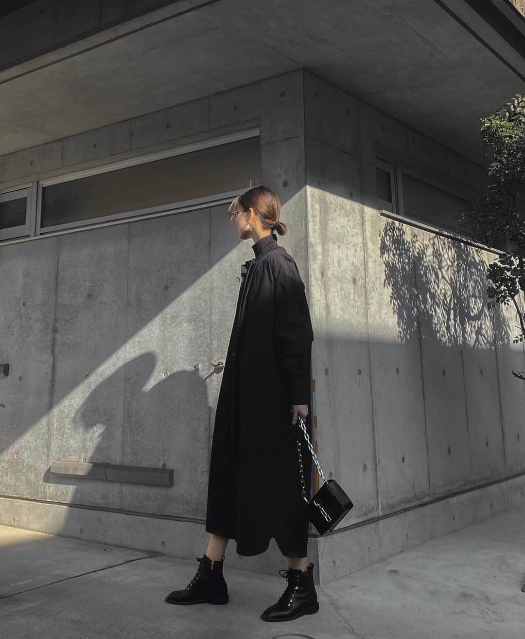 影山可蓮のインスタグラム：「・ ・ Shirts dress ✳︎✳︎ ・ ・ 黒いシャツワンピ、春に向けてオーダーしたけど、ユニクロのヒートテックハイネック中に合わせたら今の時期でも楽しめる✨✨ ・ ・ 🏷 OP @akte_official  INNER @uniqlo  BAG @alexanderwangny  ・ ・ #outfit #ootd  #instafashion #minimalstyle #minimalfashion #classicstyle #simpleoutfit #everydaylook  #コーデ #コーディネート #今日のコーデ #私服  #karen_k_outfit」