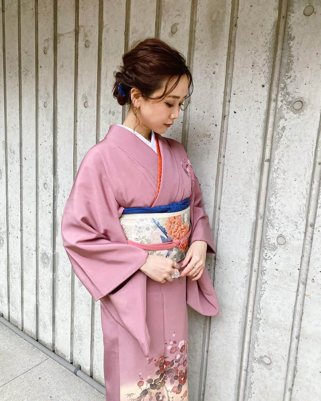 田中里奈さんのインスタグラム写真 - (田中里奈Instagram)「/// something pink ///  ピンクと私。 イエローに引き続き、ピンクのあれこれ。 ピンクは画像フォルダを探すに事欠かないくらいたくさん💗  -----------memo------------  ⑴⑵We'llのマスク。これはダブルレイヤーのスモーキーピンク。 ⑶〜⑸お正月のお着物。珍しく青み系のピンクに身を包み、ポイントで青をさしました。帯の花柄がお気に入り。 ⑹ハワイ在住の山﨑美弥子さんのアートブック『ゴールドはパープルを愛してる』 ⑺NIKEのトレーニングウエア。ユミコア友美子先生と。 ⑻秋頃に行ったcasaflineの展示会。 この春はピンクが着たくて思い切ってオーダー！ ⑼大好きなshare greenにて。 ALL GOOD FLOWERSのお花と。 ⑽お台場のチームラボ ボーダレス。夏の思い出。  -------------------------------  普段のお洋服でこそそんなに着ないけど、ランジェリーやネイル、ヨガマット、お花、スマホの待ち受け、数えるときりがないくらいピンク…！ 総じてくすみ系ピンクが多いのかな？ ピンクは割と私の生活に寄り添ってる色だな〜と改めて。  お洋服や持ち物、わかる範囲でタグ付けしてます。  #somethingpink #💗 #コーディネート #ピンクと私 #powerofcolors #色から始まるエトセトラ #着物」1月25日 21時31分 - tanakaofficial