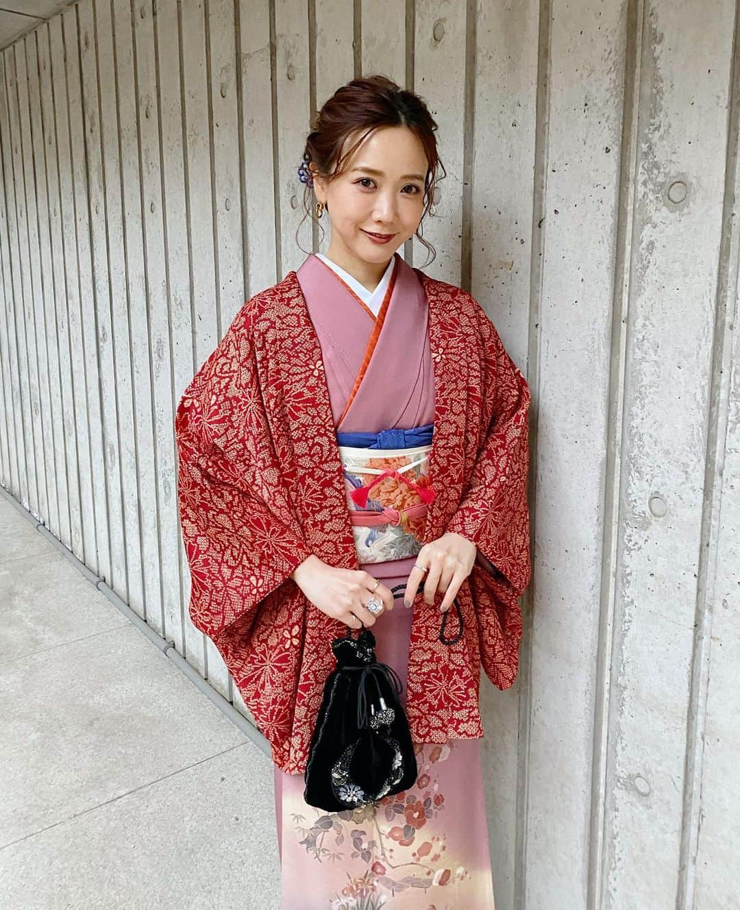 田中里奈さんのインスタグラム写真 - (田中里奈Instagram)「/// something pink ///  ピンクと私。 イエローに引き続き、ピンクのあれこれ。 ピンクは画像フォルダを探すに事欠かないくらいたくさん💗  -----------memo------------  ⑴⑵We'llのマスク。これはダブルレイヤーのスモーキーピンク。 ⑶〜⑸お正月のお着物。珍しく青み系のピンクに身を包み、ポイントで青をさしました。帯の花柄がお気に入り。 ⑹ハワイ在住の山﨑美弥子さんのアートブック『ゴールドはパープルを愛してる』 ⑺NIKEのトレーニングウエア。ユミコア友美子先生と。 ⑻秋頃に行ったcasaflineの展示会。 この春はピンクが着たくて思い切ってオーダー！ ⑼大好きなshare greenにて。 ALL GOOD FLOWERSのお花と。 ⑽お台場のチームラボ ボーダレス。夏の思い出。  -------------------------------  普段のお洋服でこそそんなに着ないけど、ランジェリーやネイル、ヨガマット、お花、スマホの待ち受け、数えるときりがないくらいピンク…！ 総じてくすみ系ピンクが多いのかな？ ピンクは割と私の生活に寄り添ってる色だな〜と改めて。  お洋服や持ち物、わかる範囲でタグ付けしてます。  #somethingpink #💗 #コーディネート #ピンクと私 #powerofcolors #色から始まるエトセトラ #着物」1月25日 21時31分 - tanakaofficial