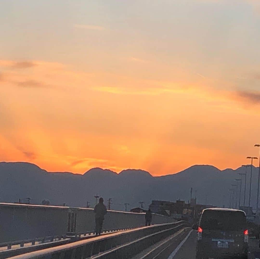 ほんこんさんのインスタグラム写真 - (ほんこんInstagram)「ラオシャン食べに行く途中 #夕日 #富士山 #ほんこん」1月25日 21時31分 - hongkong2015_4_9
