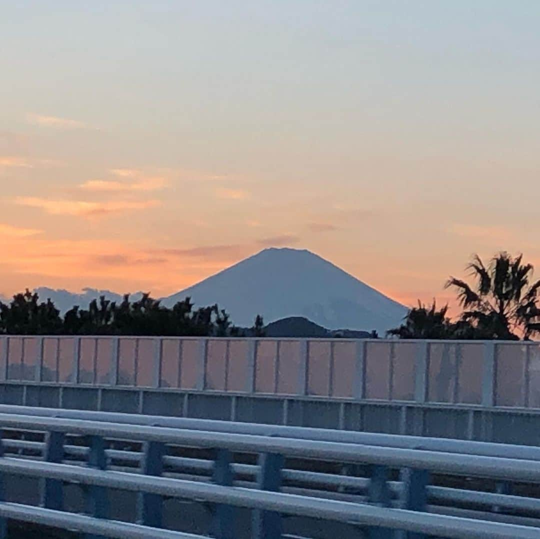 ほんこんさんのインスタグラム写真 - (ほんこんInstagram)「ラオシャン食べに行く途中 #夕日 #富士山 #ほんこん」1月25日 21時31分 - hongkong2015_4_9