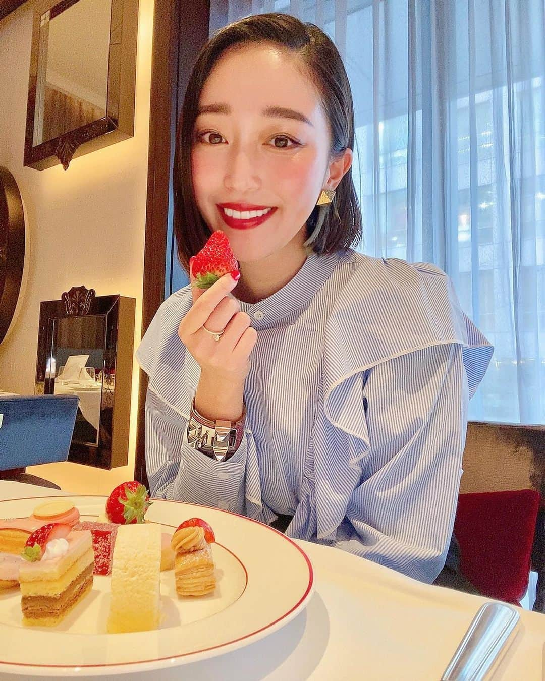 梅谷安里さんのインスタグラム写真 - (梅谷安里Instagram)「🍓🍓🍓 この間大好きな苺を食べに　 @stregisosaka へ。 デザートコースでいちごを堪能したよ❤️ しあわしぇ❤️ ・ ・ #セントレジス#苺#苺スイーツ  #ストロベリー#strawberry#🍓 #ホテル#ホテル巡り#アフタヌーンティー」1月25日 21時32分 - anriworld