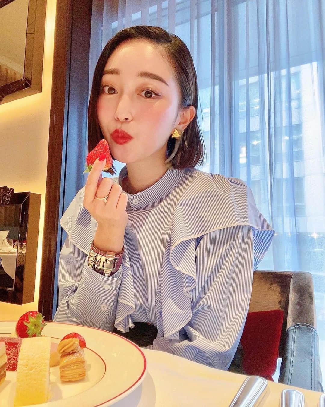 のインスタグラム：「🍓🍓🍓 この間大好きな苺を食べに　 @stregisosaka へ。 デザートコースでいちごを堪能したよ❤️ しあわしぇ❤️ ・ ・ #セントレジス#苺#苺スイーツ  #ストロベリー#strawberry#🍓 #ホテル#ホテル巡り#アフタヌーンティー」