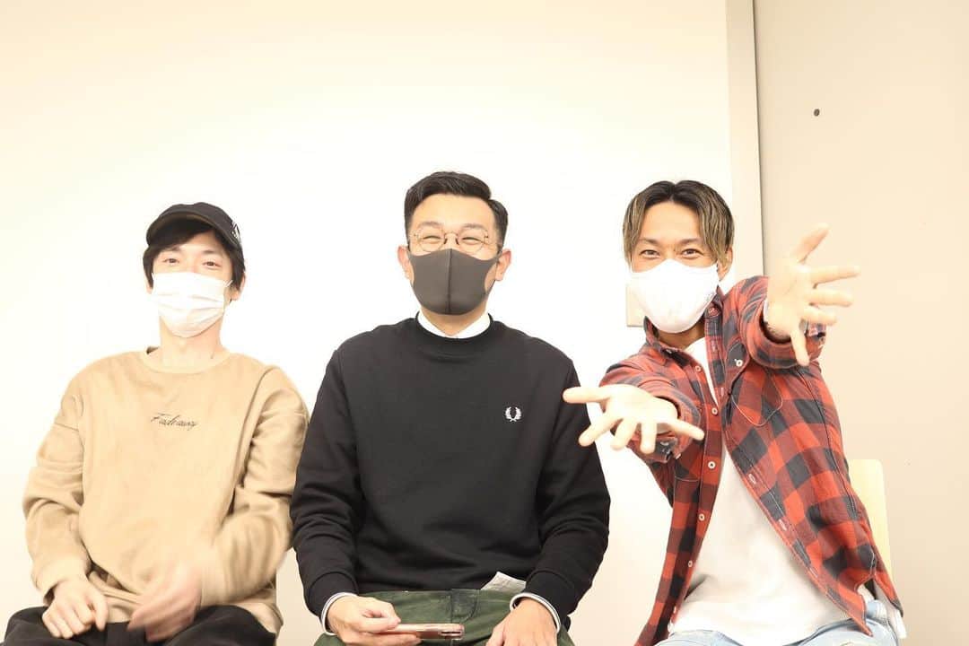 高見雄登のインスタグラム：「シルクハットでトークイベントやらせてもらいます！  2/7(日)21:00〜22:00 「リハビリ」  てんしとあくまかんざき 髙見 アッパレード木尾  2500円  https://silkhat.yoshimoto.co.jp/projects/2517  かんざきさんとはバンドの話、木尾さんとはアイドルの話しかほとんどしたことありません。 不安なので、みなさんサポートよろしくお願いします！」