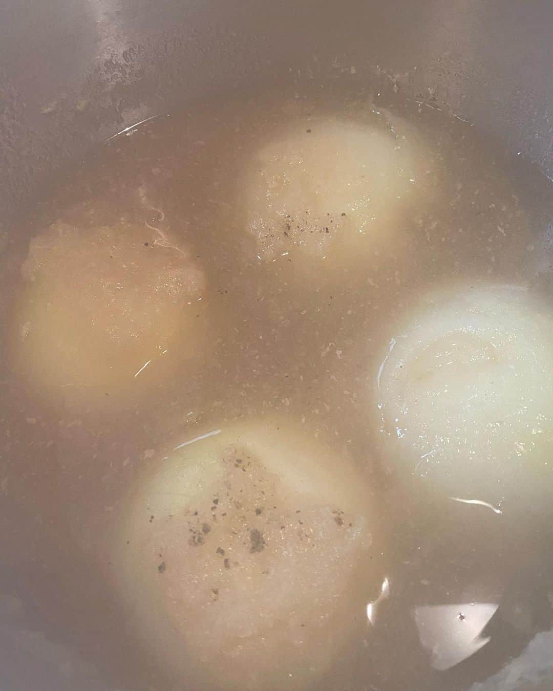 熊谷真実さんのインスタグラム写真 - (熊谷真実Instagram)「何回目？ 玉ねぎ丸ごとスープ。  まみちぃの爆笑人生クッキングで、ちづるちゃんに教えてもらった料理。 圧力鍋が有ればあっという間に。 ほんんとに美味しい。 これ、大好き。 #熊谷真実#まみちぃの爆笑人生クッキング #YouTube登録してね#玉ねぎ丸ごとスープ#東ちづる#料理上手」1月25日 12時41分 - mami_kumagai310