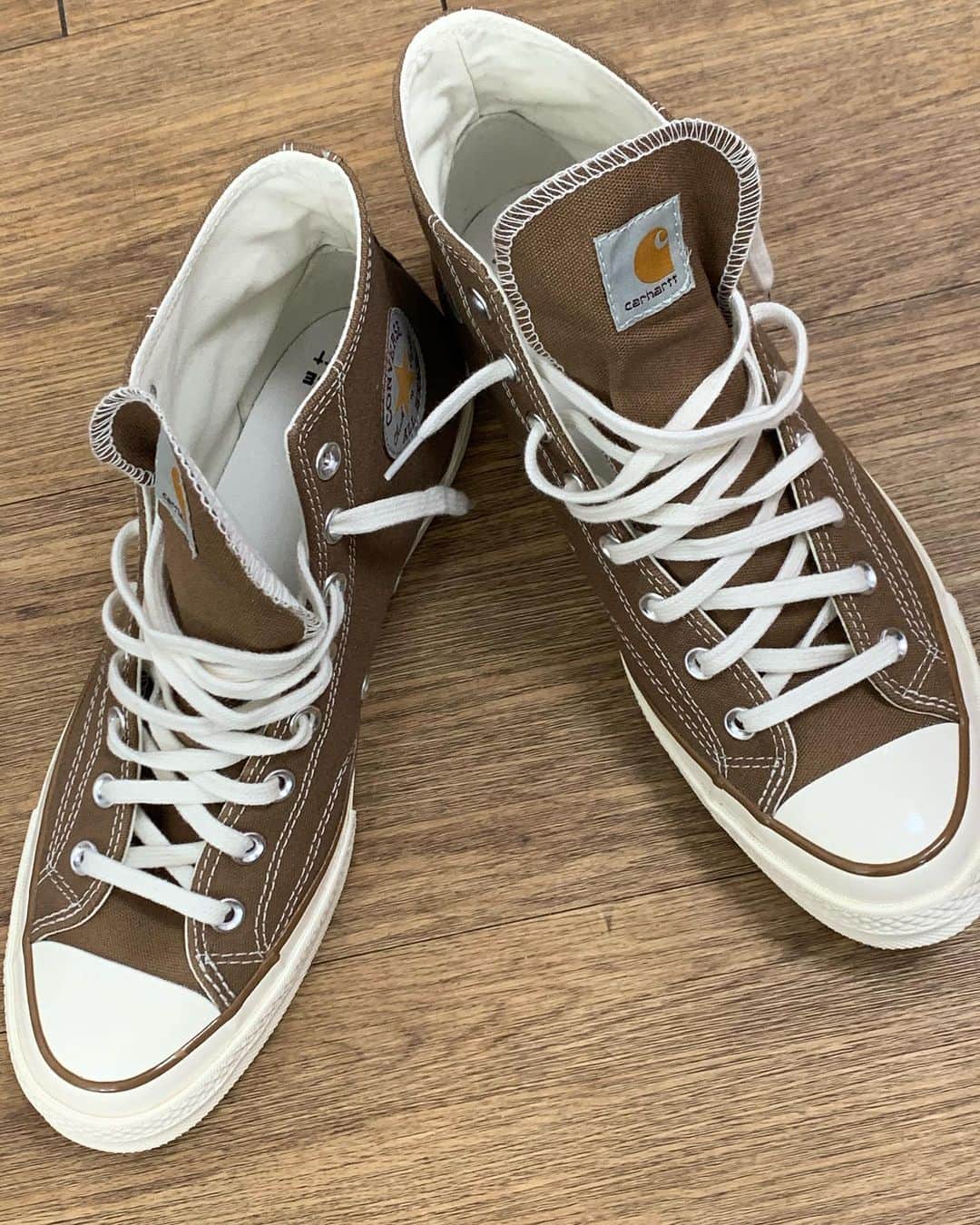 サム・ハミントンのインスタグラム：「New kicks! Thank you  신신!! 감사해요」