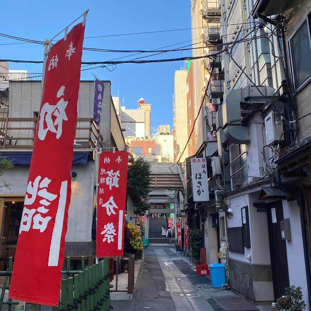 井上富美子さんのインスタグラム写真 - (井上富美子Instagram)「先日行った新橋烏森神社  この参道の雰囲気が好き  #新橋 #烏森神社 #神社好き #御参り」1月25日 12時48分 - fumi_ino1222