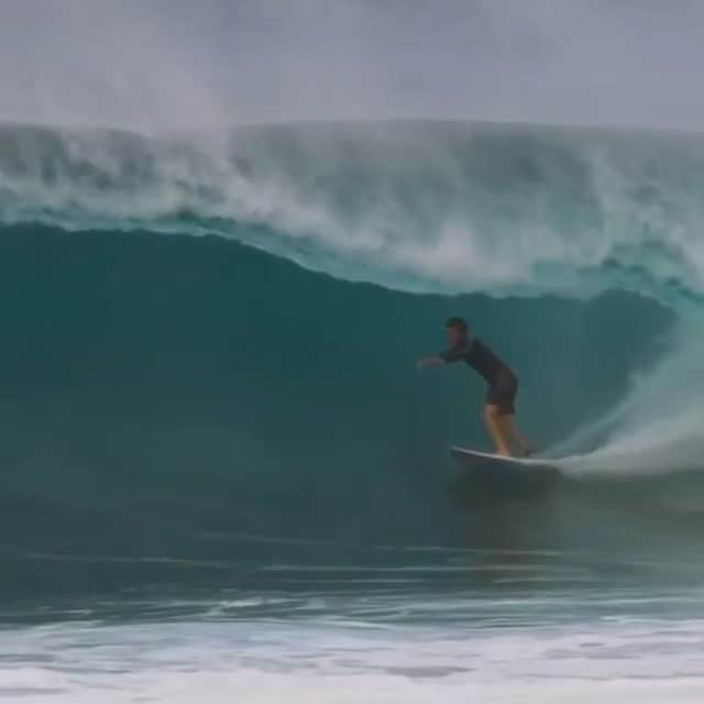 ビラボンのインスタグラム：「グリフィン・コラピントのチューブライディング！  The Griff that keeps on giving.  Video by @_videohead_」