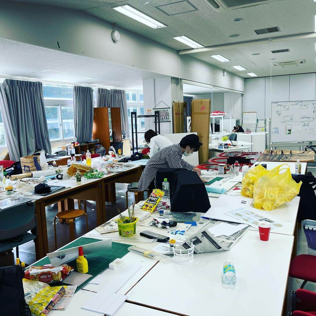 シモダ テツヤさんのインスタグラム写真 - (シモダ テツヤInstagram)「後期授業で生徒が作った作品の展示準備。」1月25日 12時50分 - shimoda