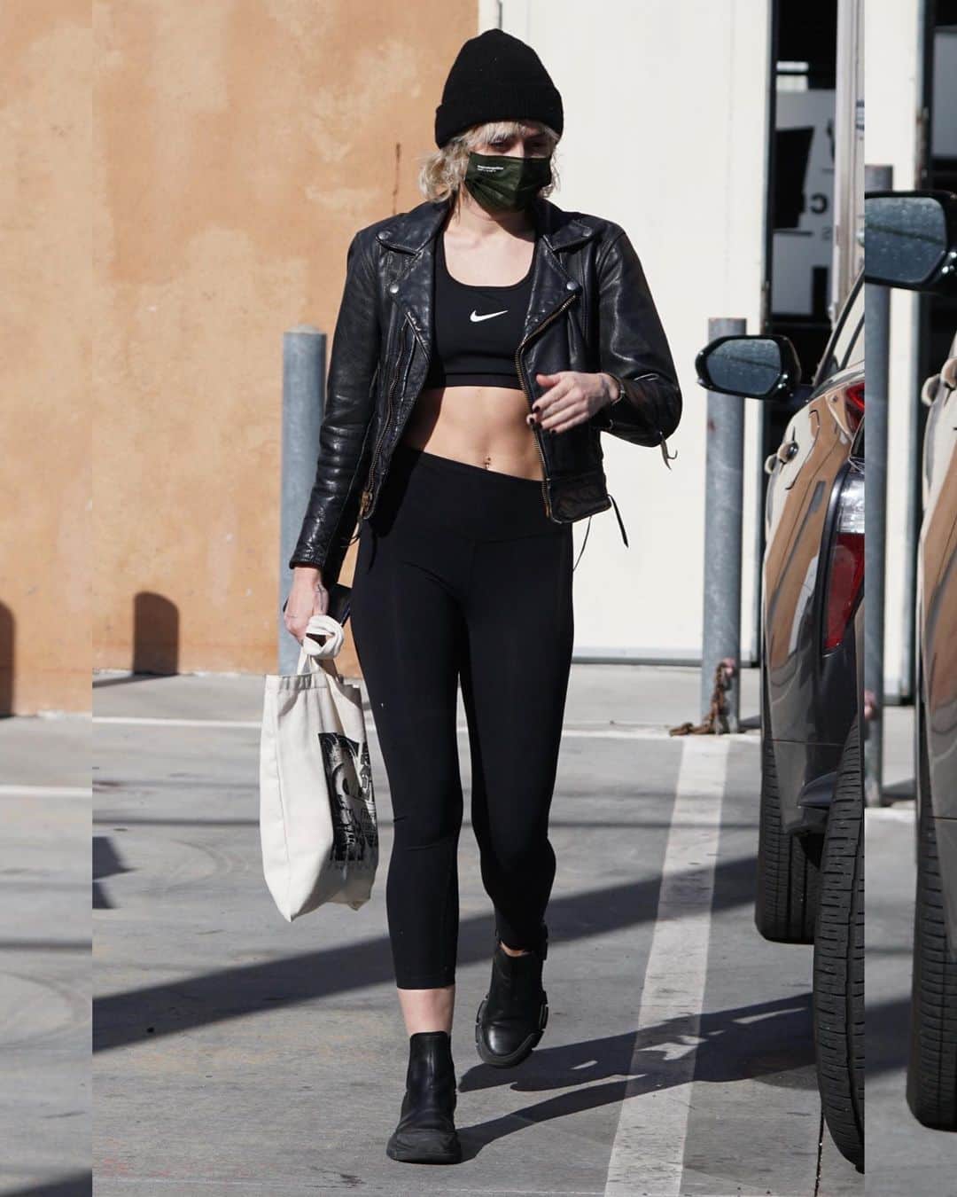 Just Jaredさんのインスタグラム写真 - (Just JaredInstagram)「@mileycyrus bares her super toned abs while leaving a workout! #MileyCyrus Photos: Backgrid」1月25日 12時52分 - justjared