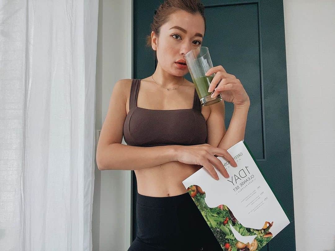 Fabiolla Takinamiのインスタグラム：「🥬 . 皆さんクレンズってした事ありますか？😳 . 私はクレンズって今までした事がないので不安だったけどまずは1日から始めれる物から試すことにしました。サラダボウル専門店GREEN BROTHERSが発売中のワンデイクレンズセットはパウダーを入れてシャッフルして飲むだけ✨ 1日やっただけで体が楽になった気がするので 次はもっと本格的にやろうと思います🔥  #ワンデイクレンズセット #ファスティング #gbfasting #酵素スムージー #ファスティングダイエット」