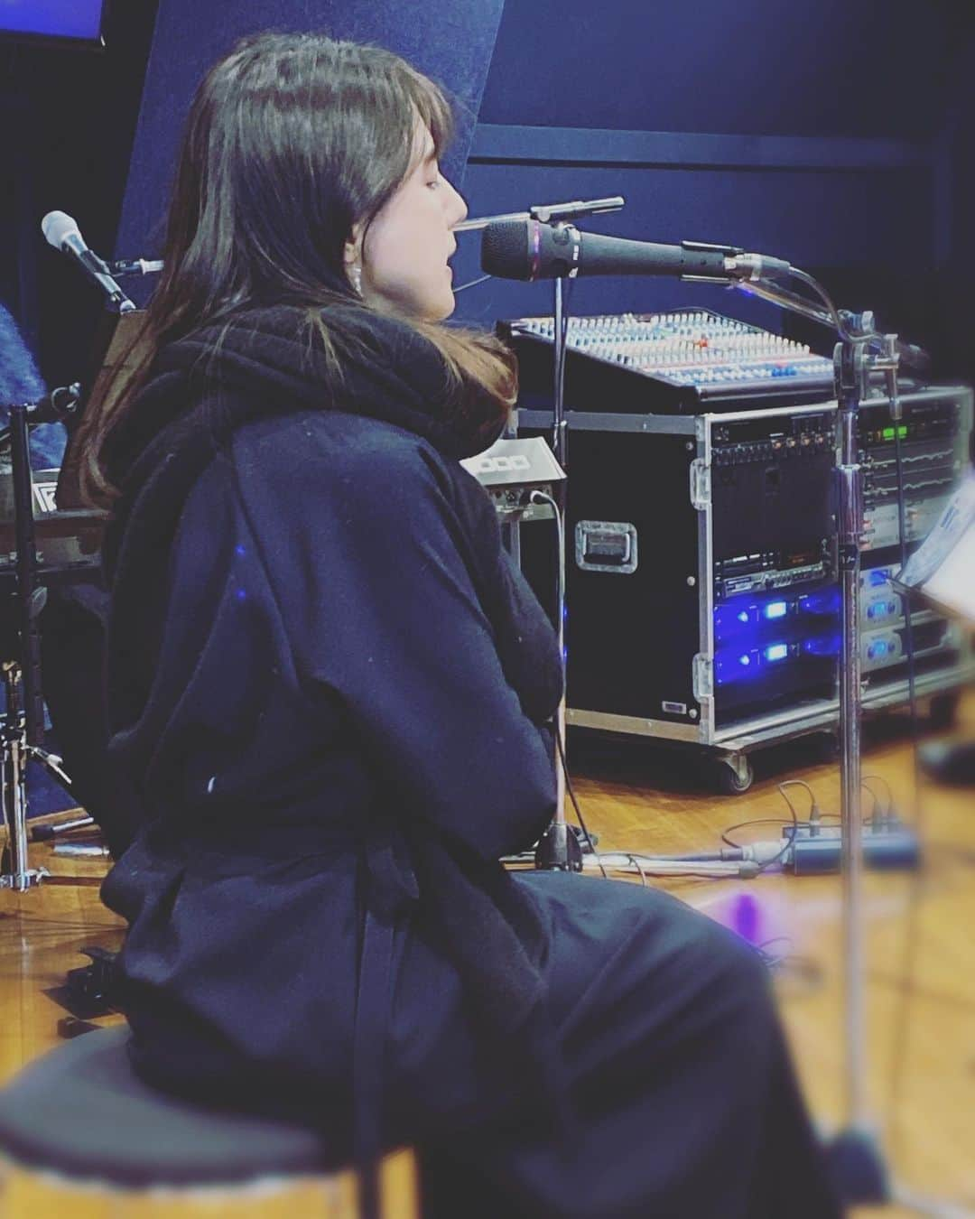 中江有里さんのインスタグラム写真 - (中江有里Instagram)「HPのMUSIC REPORT 更新しました。 久しぶりのスタジオにて。  @yurinbow1226 のプロフィールリンクからMUSICへどうぞ。  もしくは  http://www.yuri-nakae.com/music/index2.html  撮られていると気づかず歌うわたしです。  #中江有里」1月25日 12時52分 - yurinbow1226