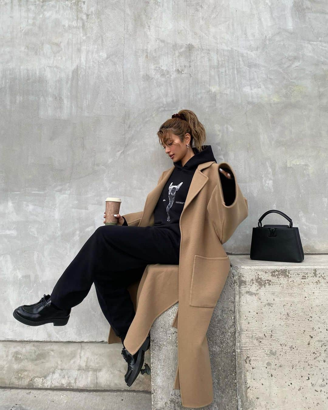 ローラさんのインスタグラム写真 - (ローラInstagram)「easy cozy outfit + coffee ☕️✨  きょうは環境に優しいオーガニックコットンの生地のスエットセットアップをきたよ♪  ただちょっと❕黒はワンちゃんの毛がつきやすいね〜😳🐕」1月25日 12時56分 - rolaofficial