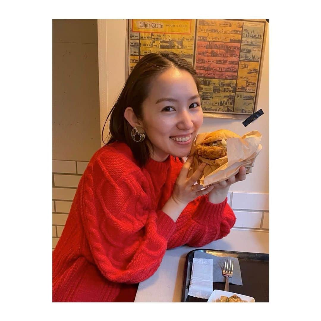 徳永えりのインスタグラム：「... 今日は久しぶりのぽかぽかお天気で嬉しい🌞 撮影がひと段落してホッとしている私は、 ゆるりと日々を過ごしております😌 ' 少し前ですが、veganバーガーを食べに行きました🌱 @superiorityburgerjapan  この日食べたのは、 豆腐のフライが挟まったバーガー🍔 食べ応えがあって本当に本当においしかった🤤 (私の嬉しそうな顔✌️) 地球と体に優しいごはん、しあわせ🌏 皆さま今日も良き1日をお過ごしくださいね🎈」